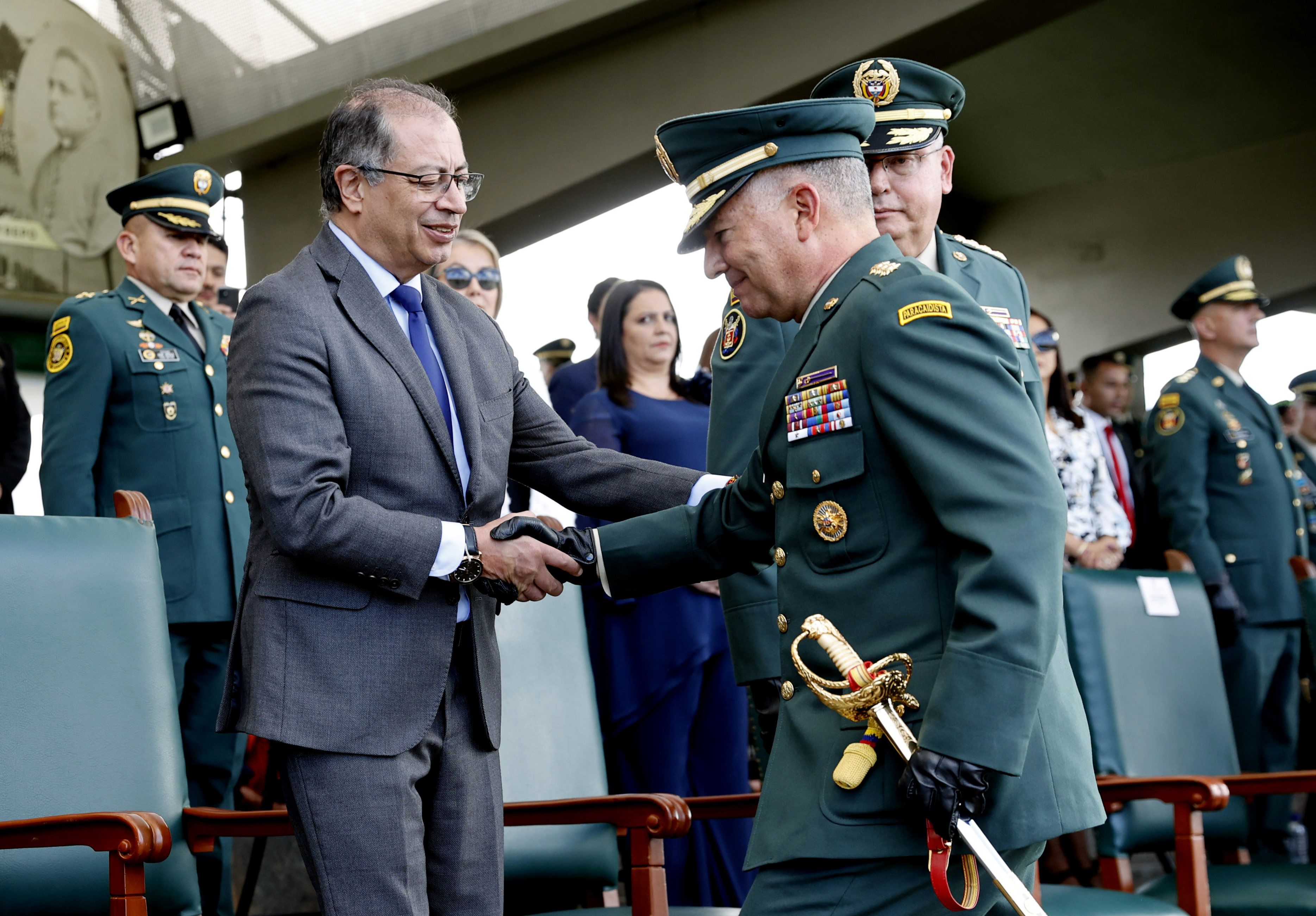 El presidente de Colombia Gustavo Petro (i) estrecha la mano del general Luis Emilio Cardozo (d) quien asumió como nuevo comandante del Ejército colombiano este viernes, en Bogotá (Colombia). EFE/ Mauricio Dueñas Castañeda
