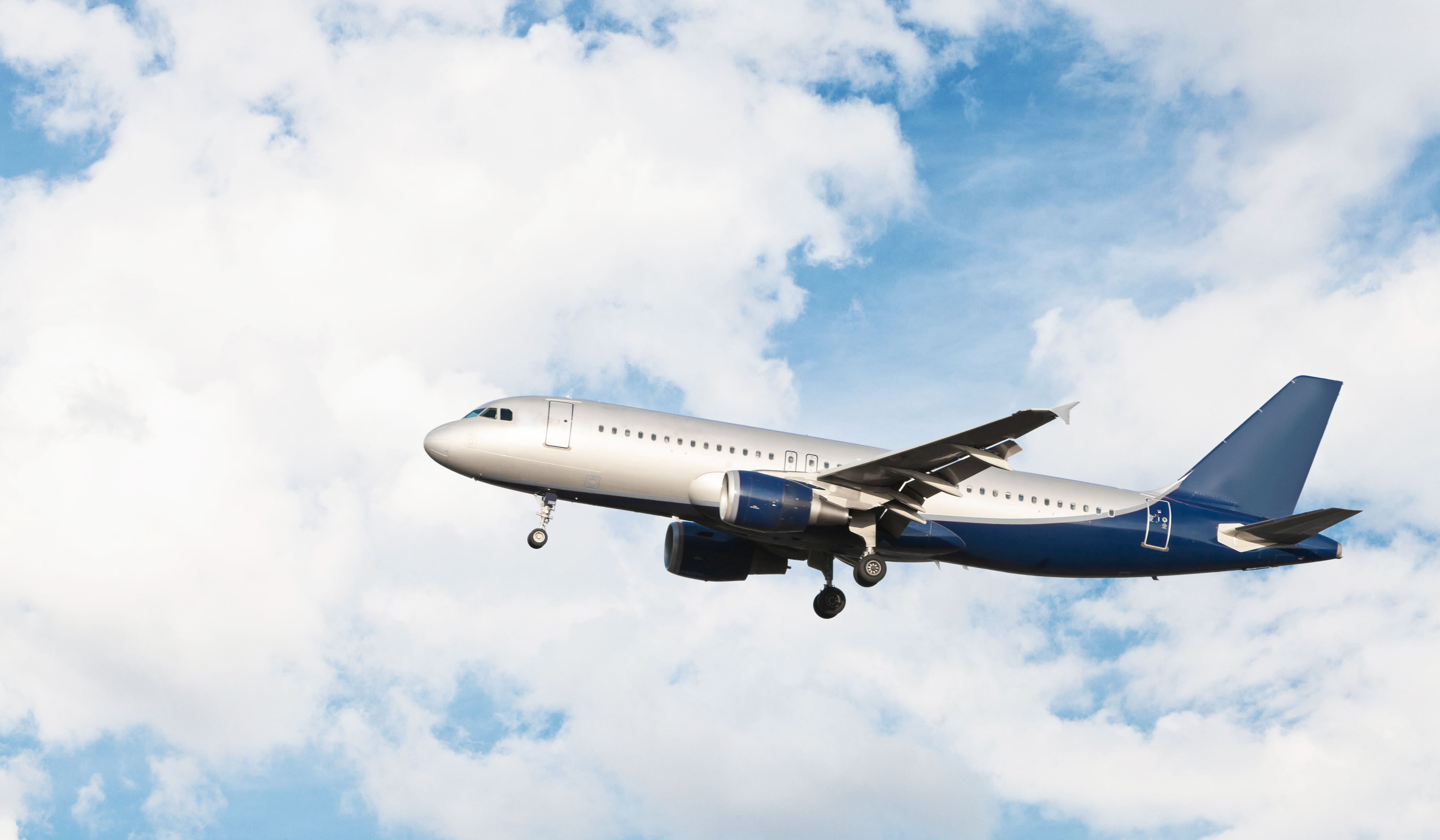 Avión volando entre las nubes (Freepik)