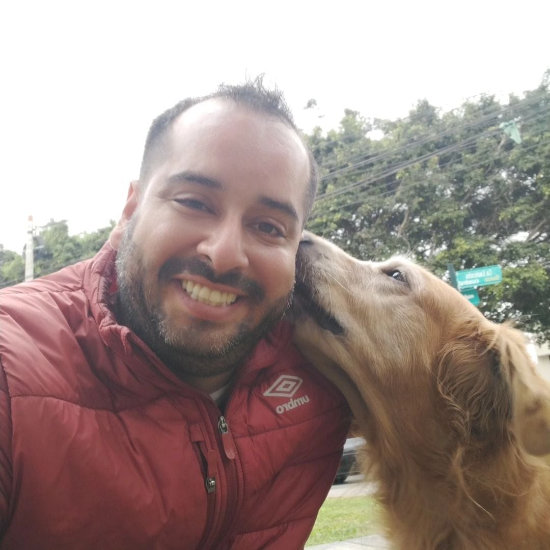 Junior Silva junto a su perro Broco, a quien considera su mejor amigo. Créditos a Instagram/@juniorsilvaof