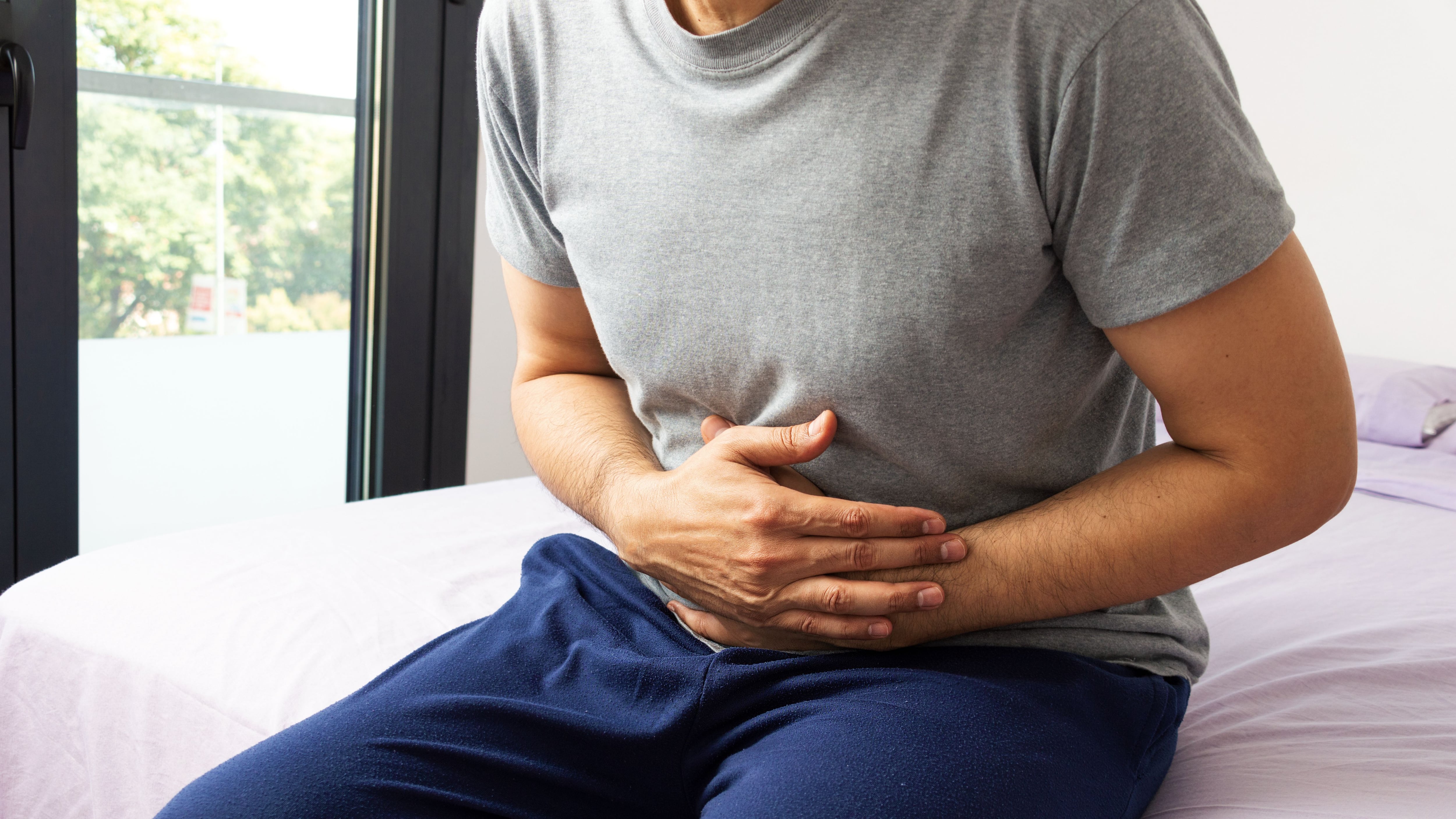 Un hombre con dolores abdominales (Shutterstock)