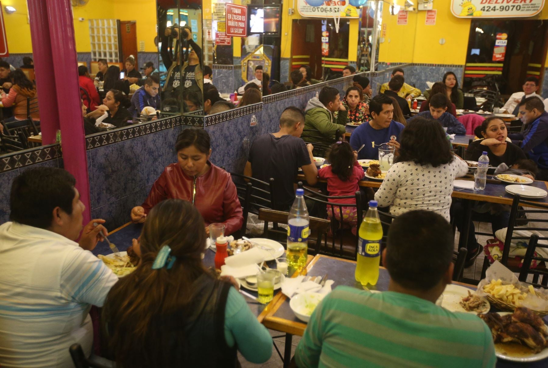 Los peruanos podrían gastar entre 80 y 120 soles solo en chifas y pollerías durante la celebración del Día de la Madre. (Foto: Composición - Infobae/Renato Silva)