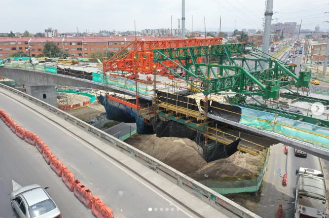 Puente vehicular norte en la avenida Primero de Mayo con carrera 68