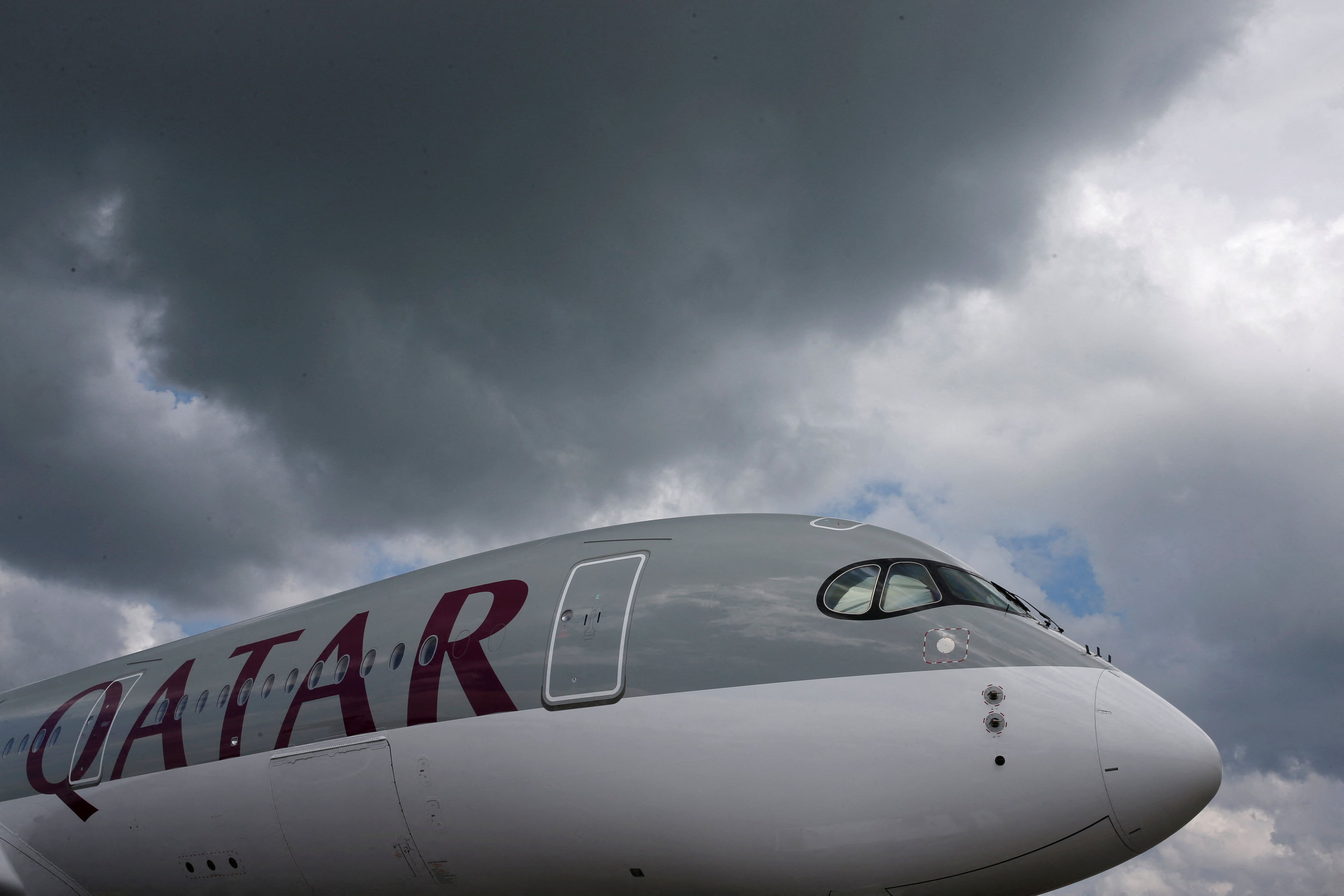 Un vuelo de Qatar Airways que iba de Doha a Dublín sufrió fuertes turbulencias, dejando 12 heridos (REUTERS/Edgar Su)