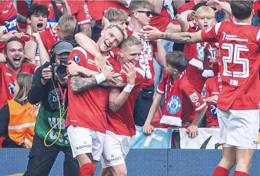 Oliver Sonne celebrando con sus compañeros el gol histórico con Silkeborg IF. - Crédito: AFP