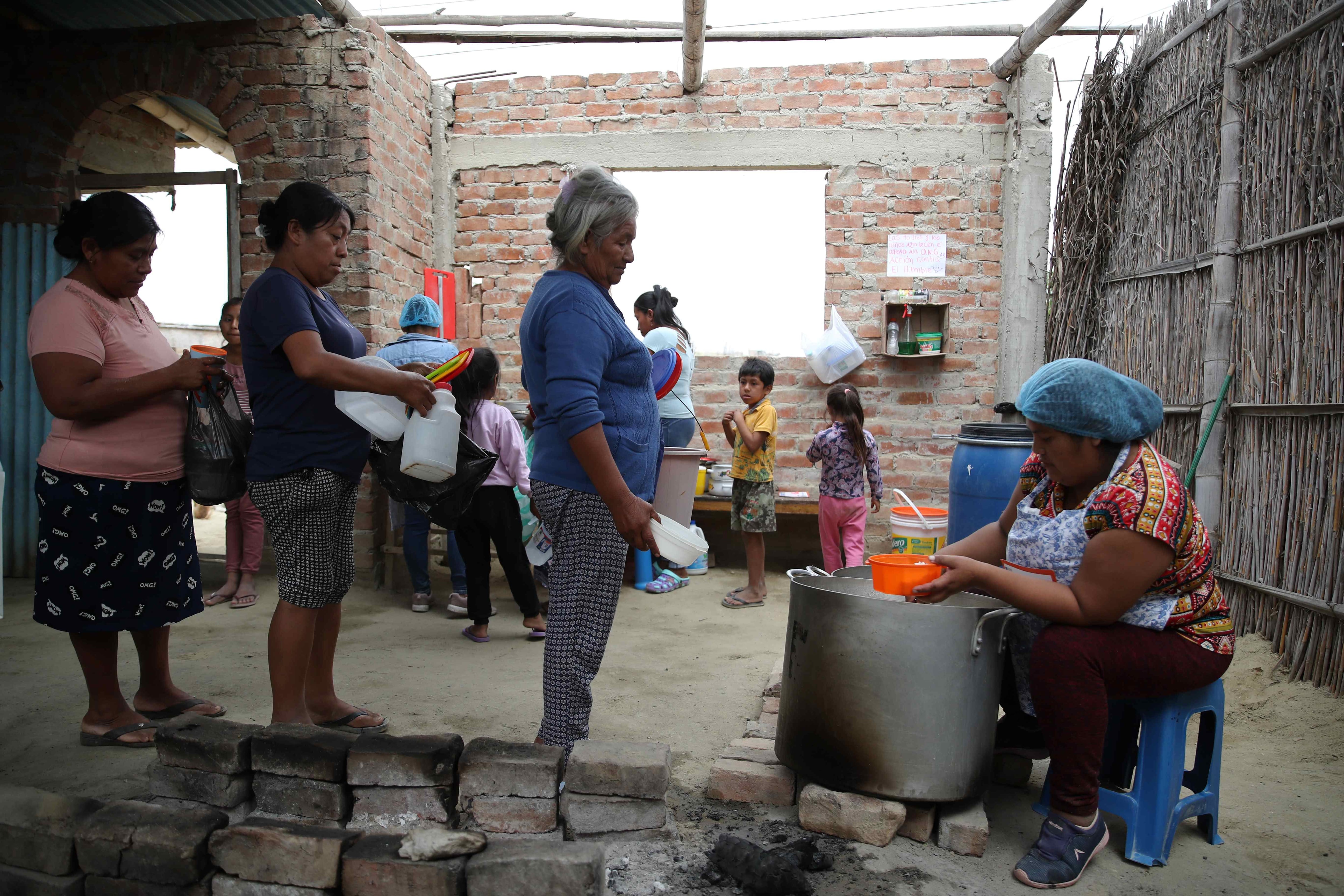 El índice de pobreza monetaria en Perú creció hasta el 29 % en 2023. EFE/Paolo Aguilar
