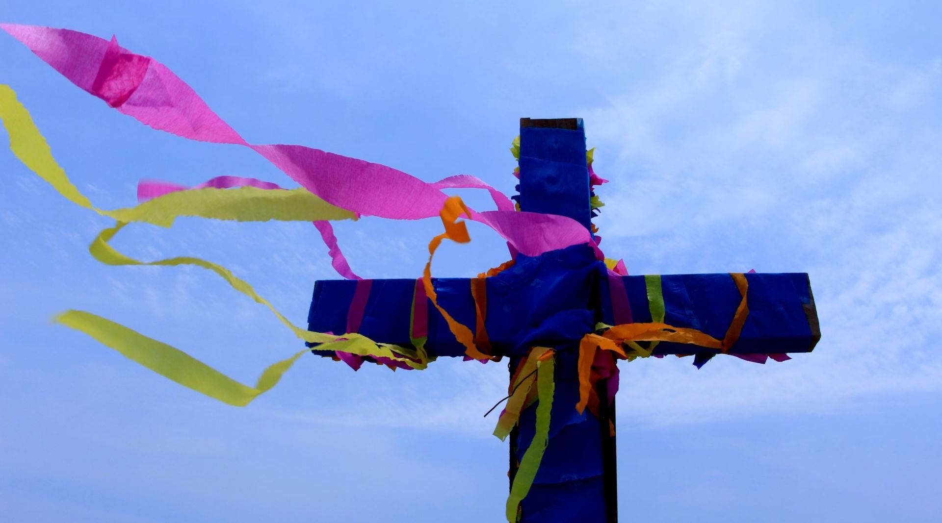 Albañiles colocan cruces el 3 de mayo para celebrar. (Cuartoscuro)