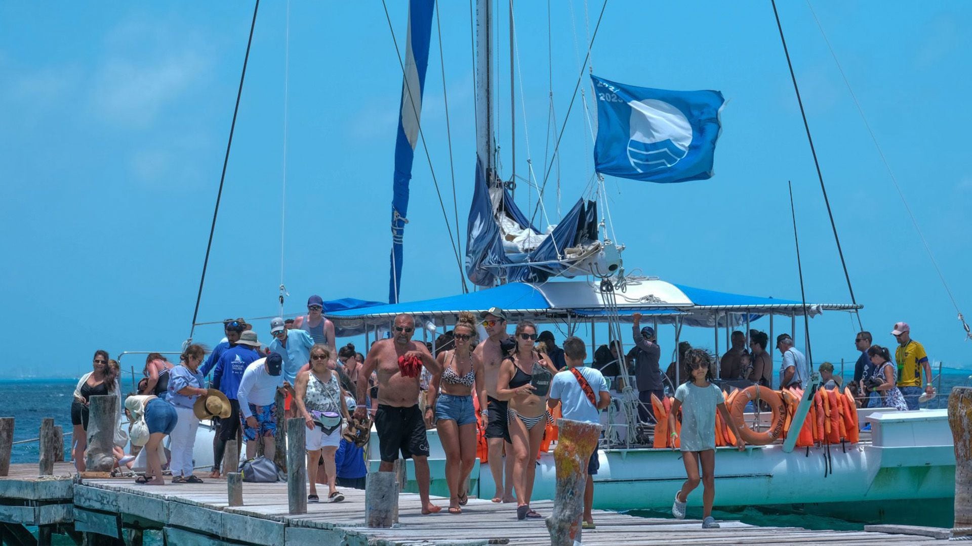 Un barco turístico se hundió en el mar de Quintana Roo, antes de llegar a Isla Mujeres