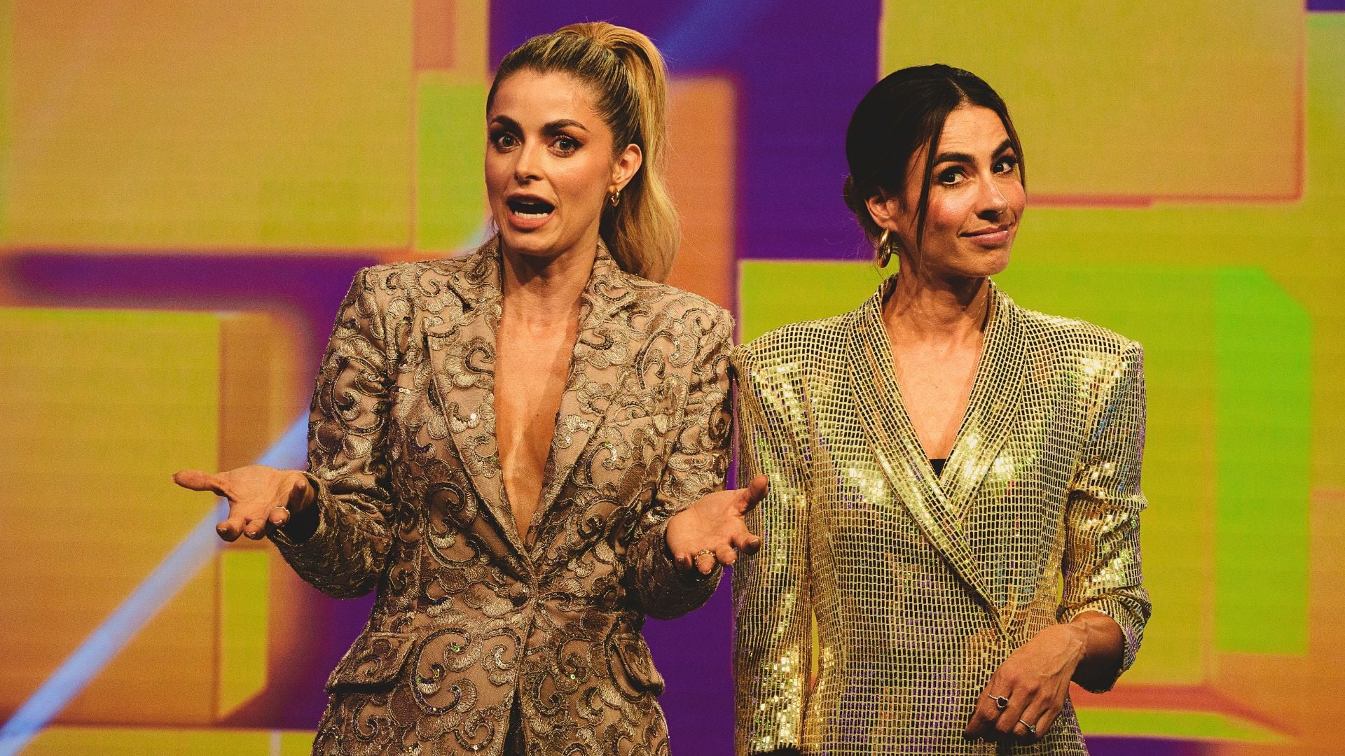 Carla Giraldo y Cristina Hurtado durante una gala del reality que presentan llamado La casa de los famosos Colombia