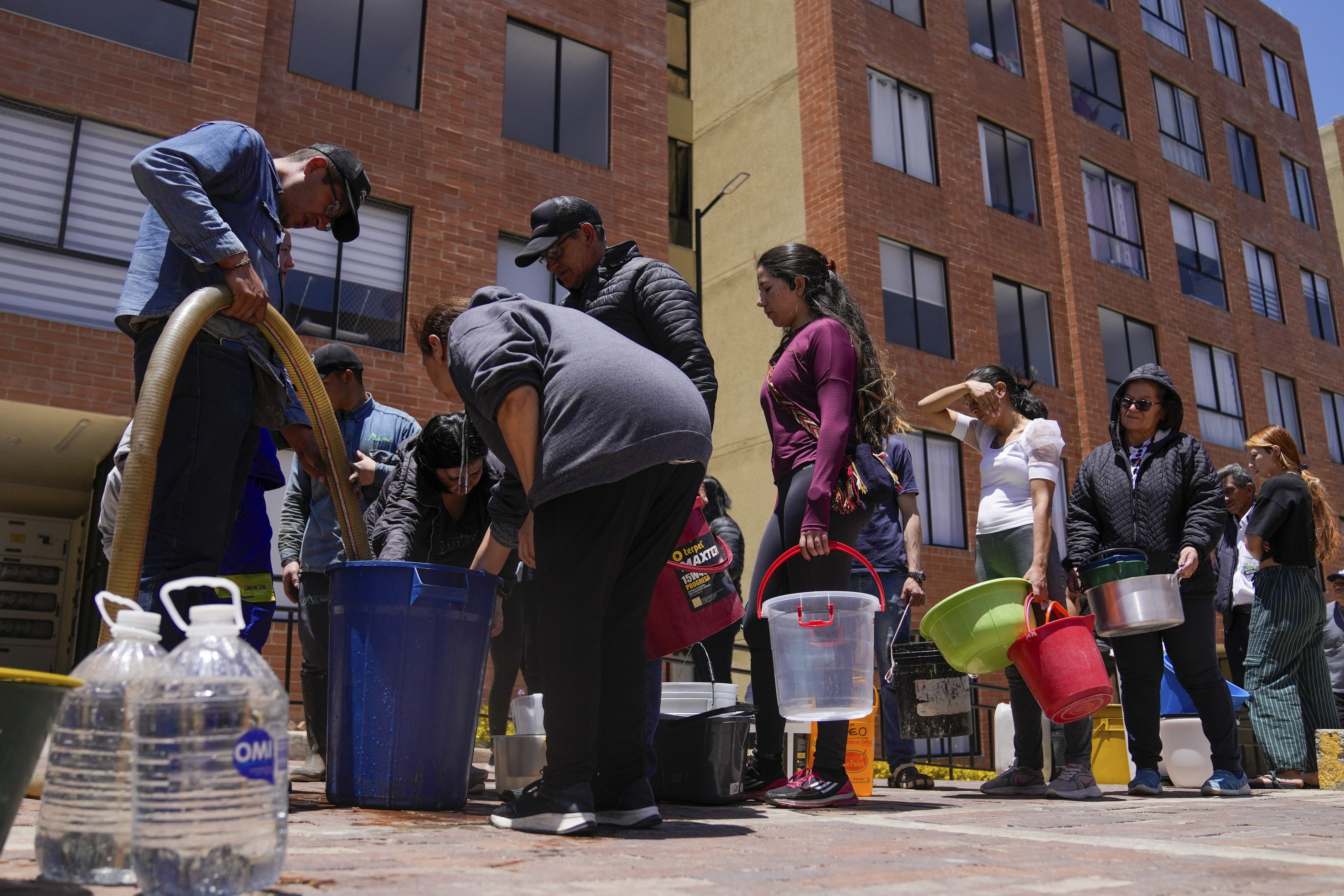 Teniendo clara la división de las nueve zonas en la capital para programar la restricción, por lo menos cada vivienda tendrá 30 días sin el suministro de agua durante el 2024 - crédito Fernando Vergara/AP