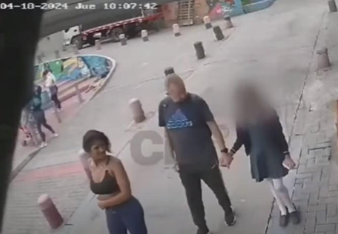 Mujer extranjera junto a su hija y ciudadano británico caminando en Ciudad Bolívar