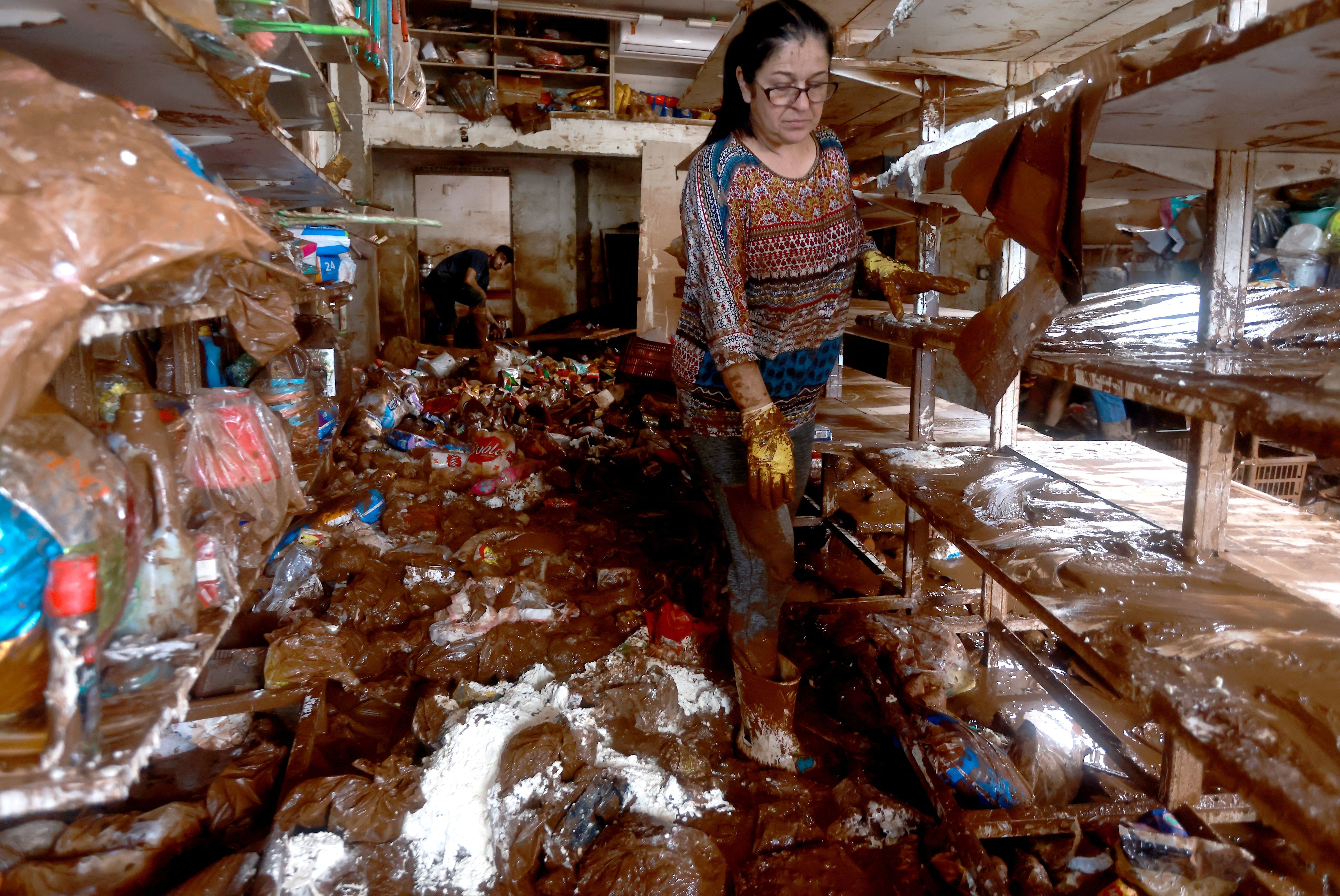 La gente camina dentro de una tienda destruida por las corrientes de las inundaciones repentinas causadas por las fuertes lluvias en Jacarezinho, estado de Rio Grande do Sul, Brasil, 5 de mayo de 2024. REUTERS/Diego Vara