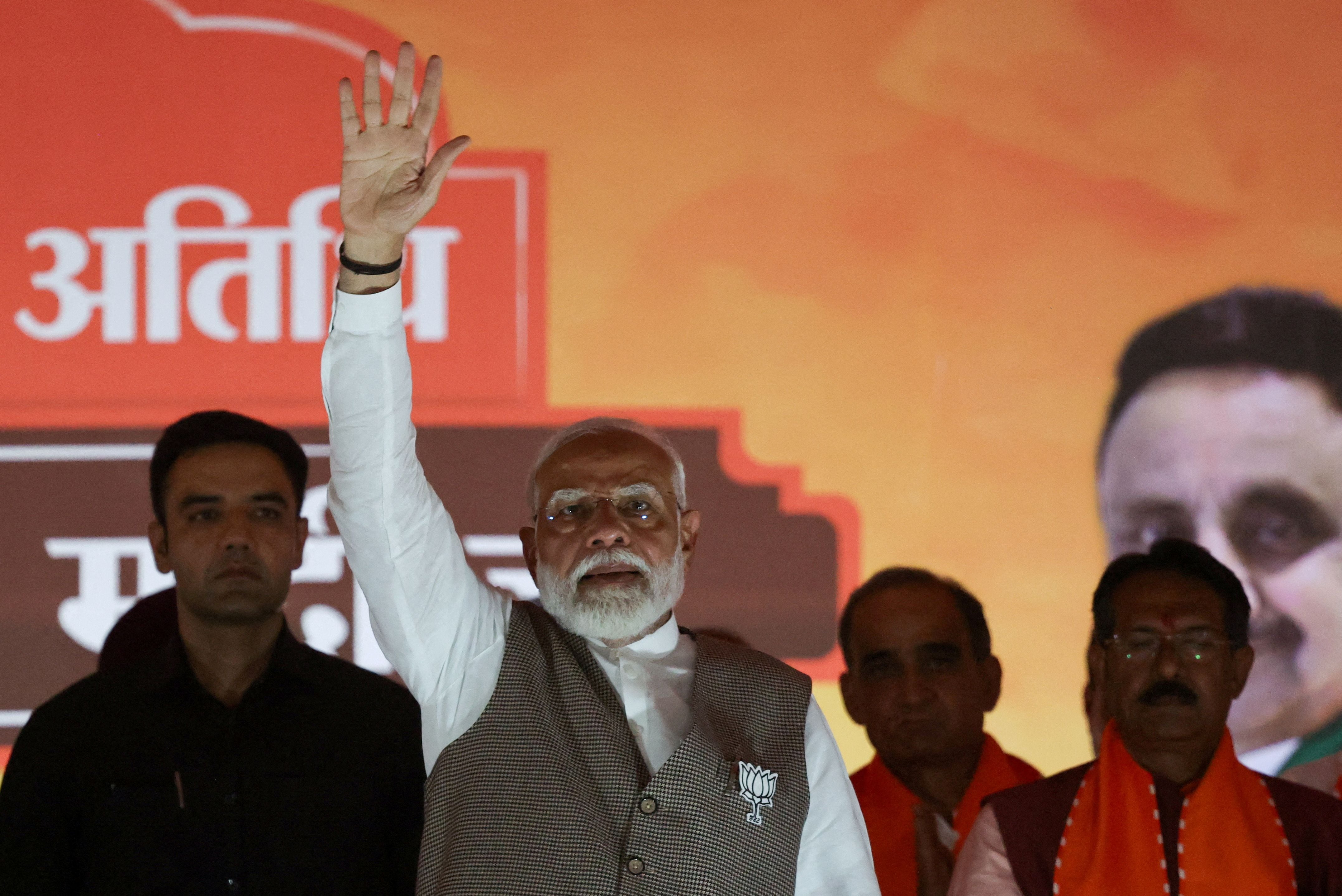 El primer ministro de la India, Narendra Modi, saluda a sus partidarios durante un mitin de campaña electoral, en Nueva Delhi, India, el 18 de mayo de 2024. REUTERS/Anushree Fadnavis/Foto de archivo