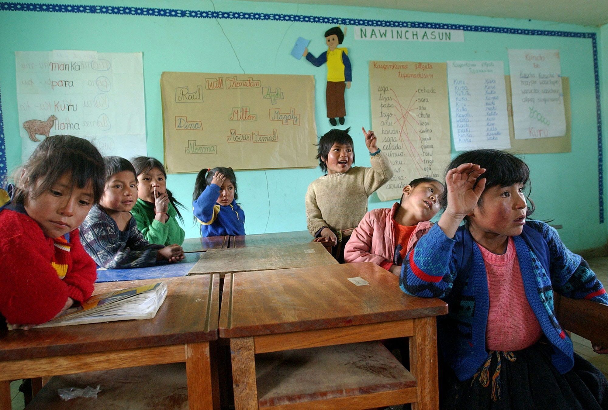 Fotografía de archivo fechada el 19 de marzo de 2005 de niños de la comunidad andina de Callatiac, ubicado en el departamento del Cuzco, durante una clase en su escuela perteneciente al programa educativo "Fe y Alegría", en Lima (Perú). EFE/Paolo Aguilar
