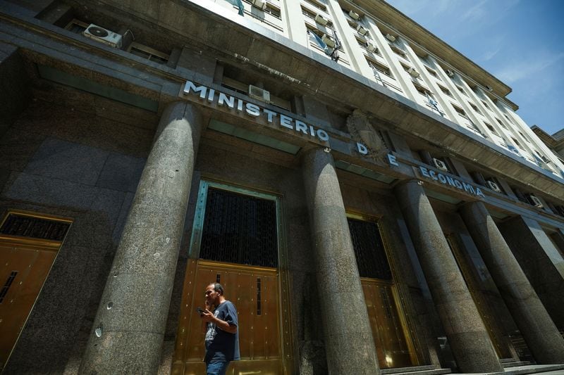 El Ministerio de Economía utilizará la mayor parte del sobrante para sumar “colchón de liquidez” y 1 billón para recomprar títulos del Tesoro en manos del Banco Central. REUTERS 