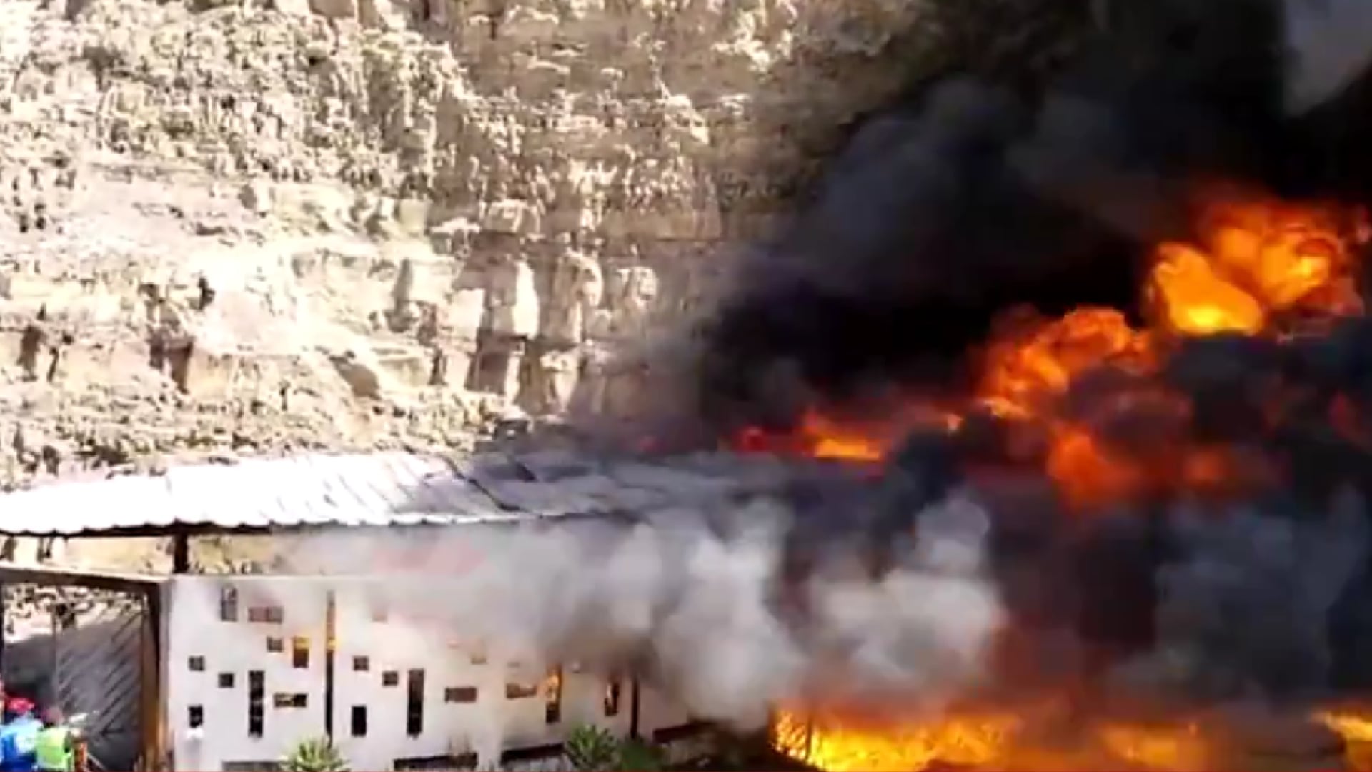 Un inesperado incendio interrumpe las festividades en el santuario de la Virgen de Chapi, desencadenando una evacuación preventiva por parte de las autoridades para garantizar la seguridad de los asistentes. (Captura)