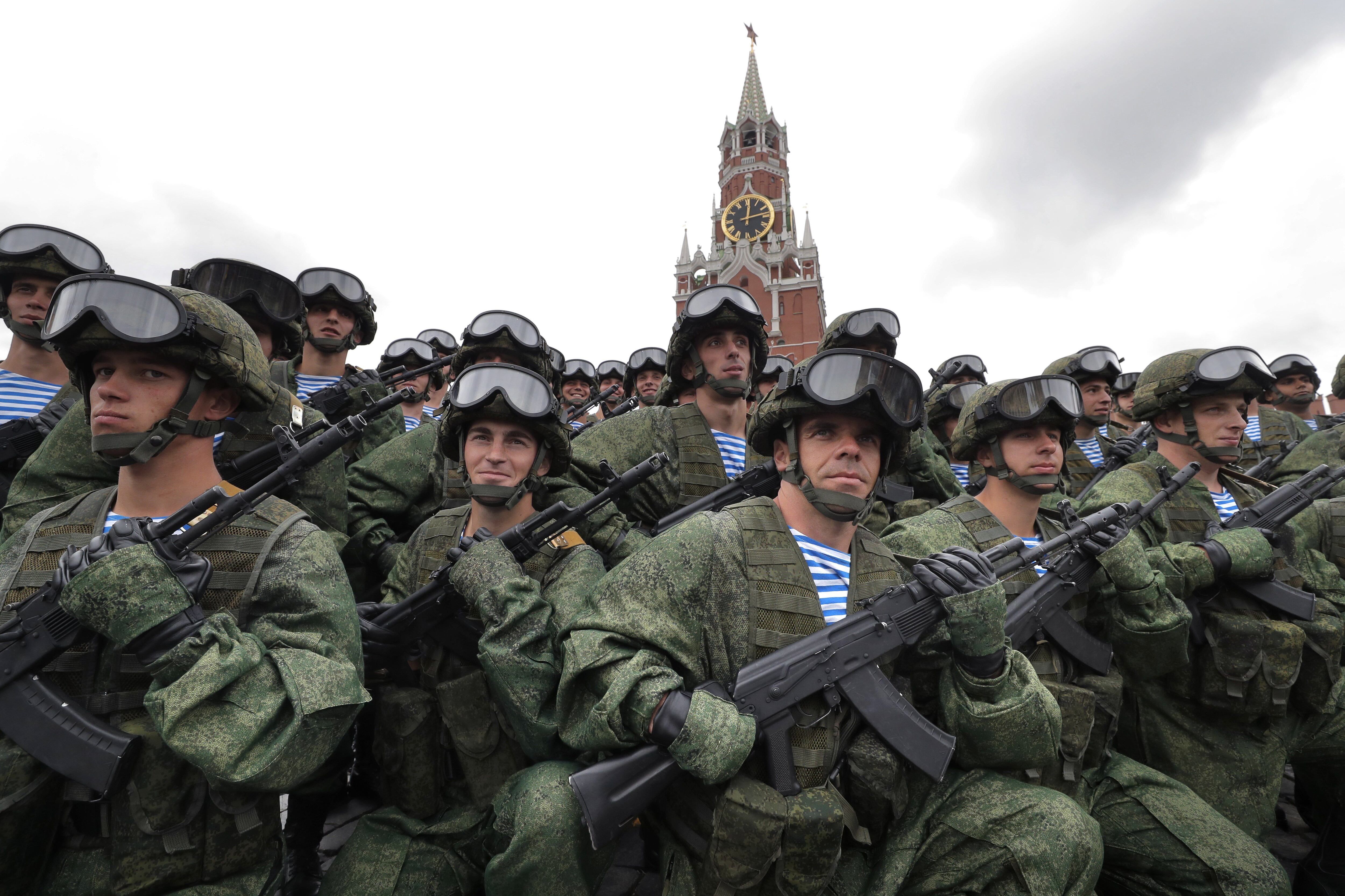 Paracaidistas Rusos (EFE/EPA/MAXIM SHIPENKOV)
