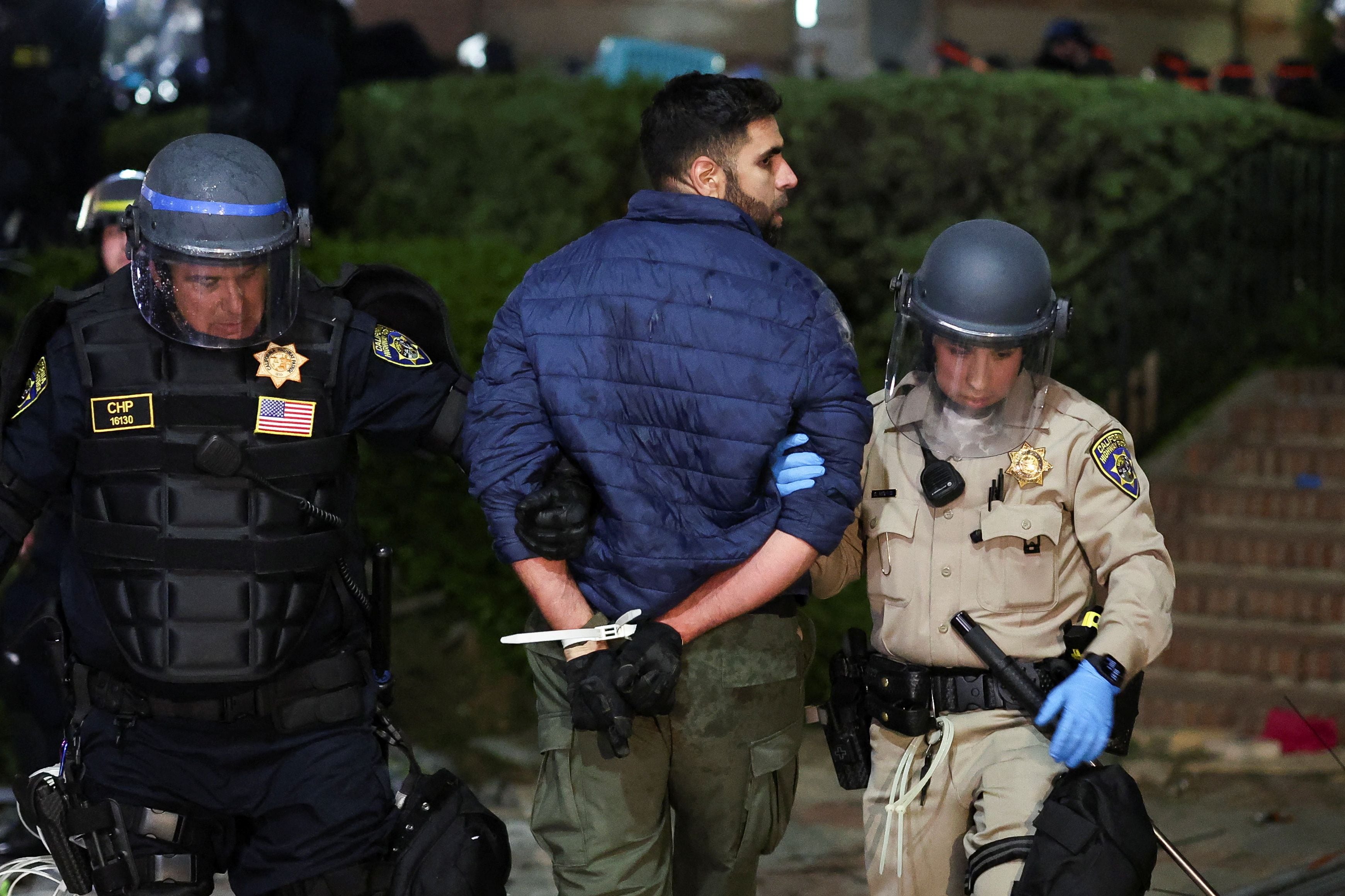 Agentes encargados de hacer cumplir la ley detienen a un manifestante en la Universidad de California en Los Ángeles (UCLA), durante una protesta pro-palestina, mientras continúa el conflicto entre Israel y el grupo islamista palestino Hamas, en Los Ángeles, California, EE.UU., el 2 de mayo de 2024. REUTERS/Mike Blake