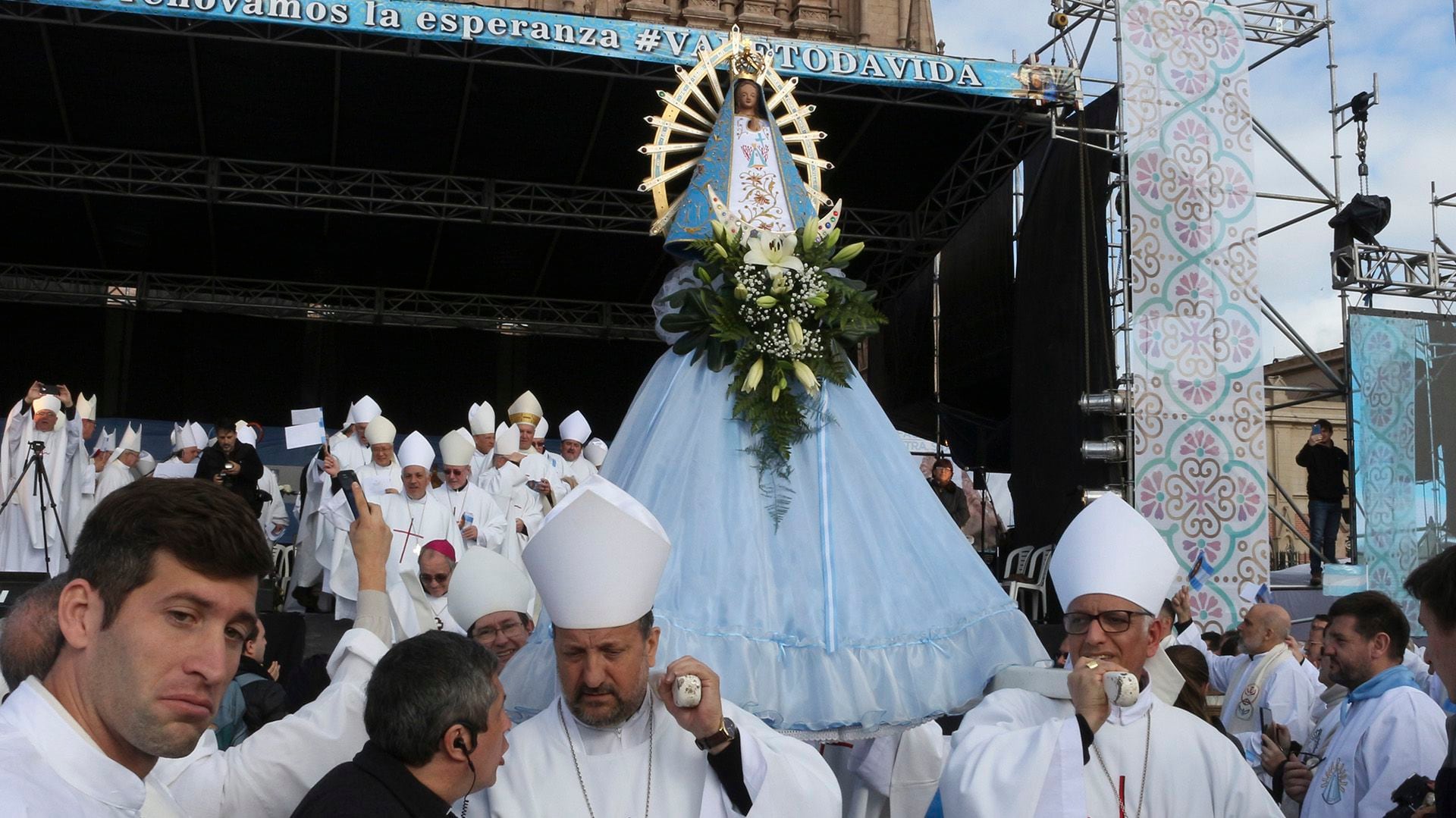 Miles de fieles se reúnen en la Basílica de Luján cada 8 de mayo. (NA)