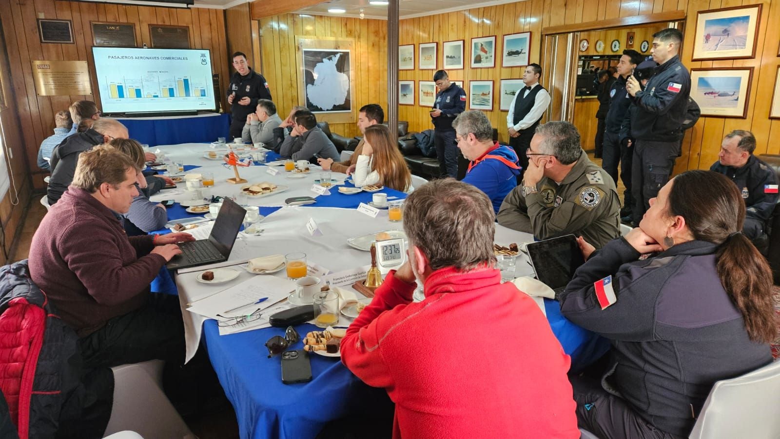 Fotografía cedida por la Cámara de Diputados que muestra a la ministra de Defensa chilena, Maya Fernández (d) durante la sesión especial de la Comisión de Defensa Nacional, este jueves en la Base Aérea Antártica Presidente Eduardo Frei Montalva, Antártica (Chile). EFE/ Cámara De Diputados
