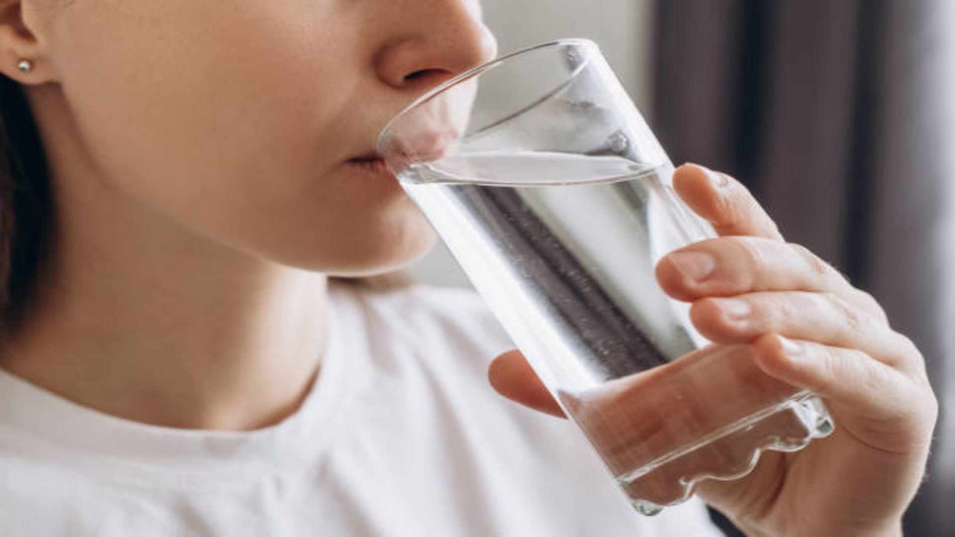 Algunos expertos recomiendan tomar agua fría para intentar frenar los espasmos del diafragma