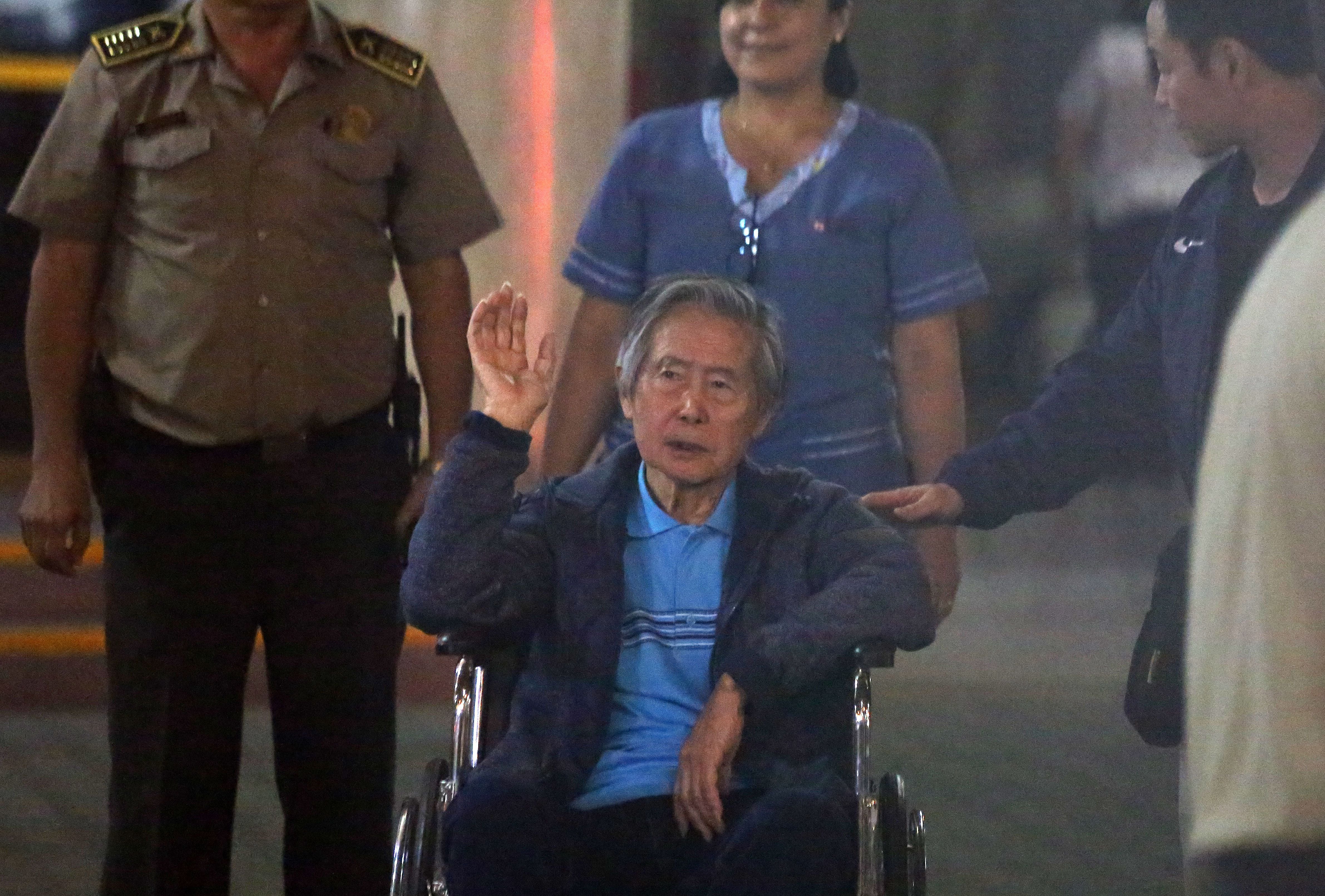 Fotografía de archivo del expresidente peruano Alberto Fujimori (c), a su salida de la clínica Centenario de Lima (Perú). EFE/Stringer/ARCHIVO
