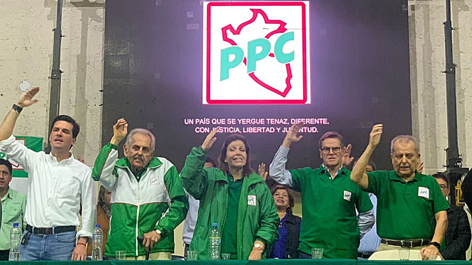 Dirigentes del Partido Popular Cristiano (PPC). En la imagen se ve a Lourdes Flores Nano y Carlos Neuhaus