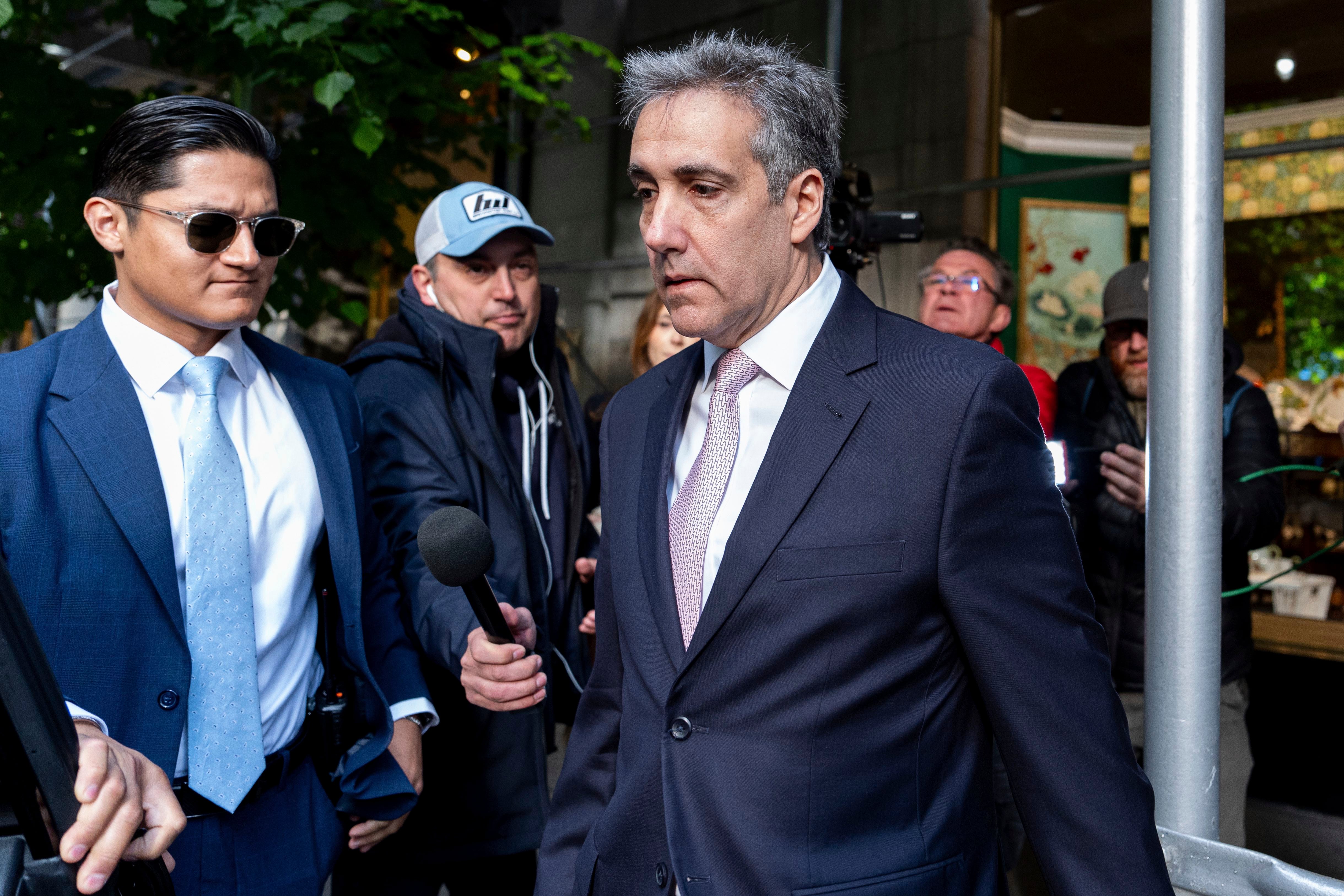 Michael Cohen sale de un edificio de apartamentos en camino al tribunal penal de Manhattan, en Nueva York. (AP Foto/Julia Nikhinson)