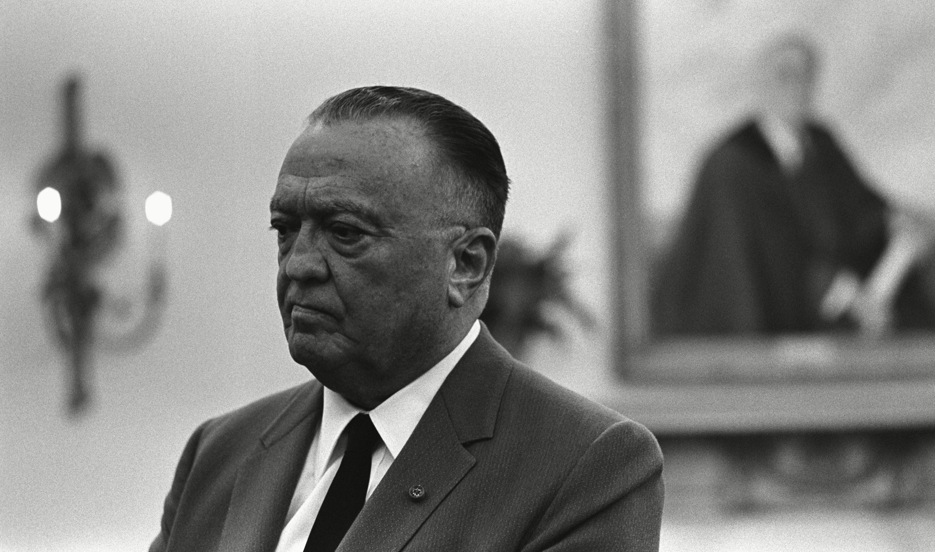J. Edgar Hoover en el Salón Oval de la Casa Blanca. Encabezó el FBI a lo largo de ocho presidencias de los Estados Unidos.