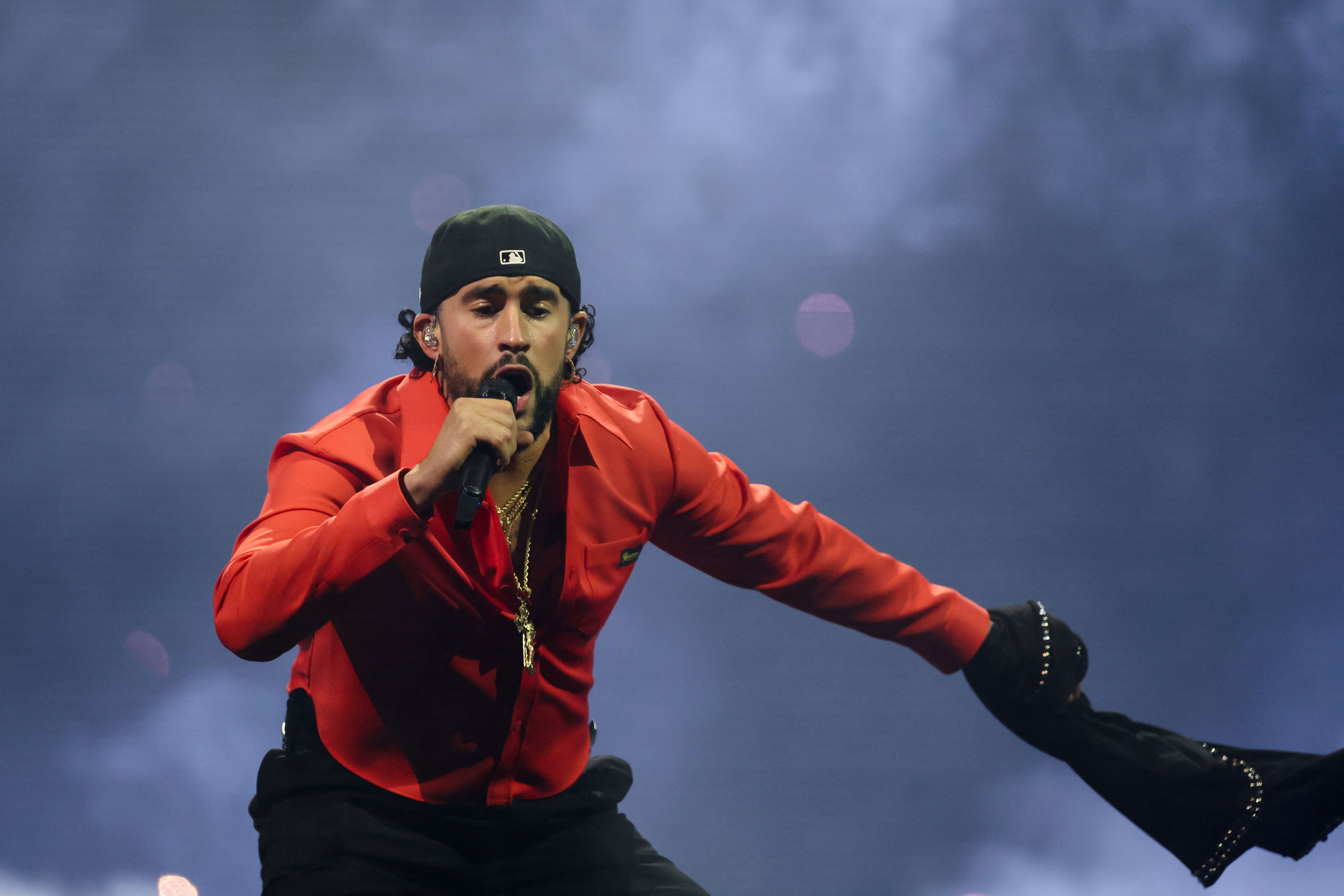 Bad Bunny fue uno de los primeros artistas afectados por la clonación de voz realizada con inteligencia artificial. (Créditos: REUTERS/Mario Anzuoni)