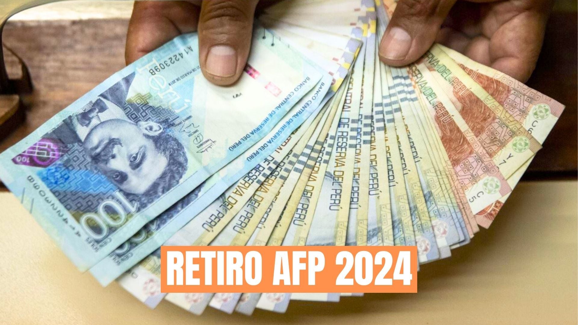 Mano con dinero que entrega, varios billetes de soles, y caja con texto de retiro AFP 2024