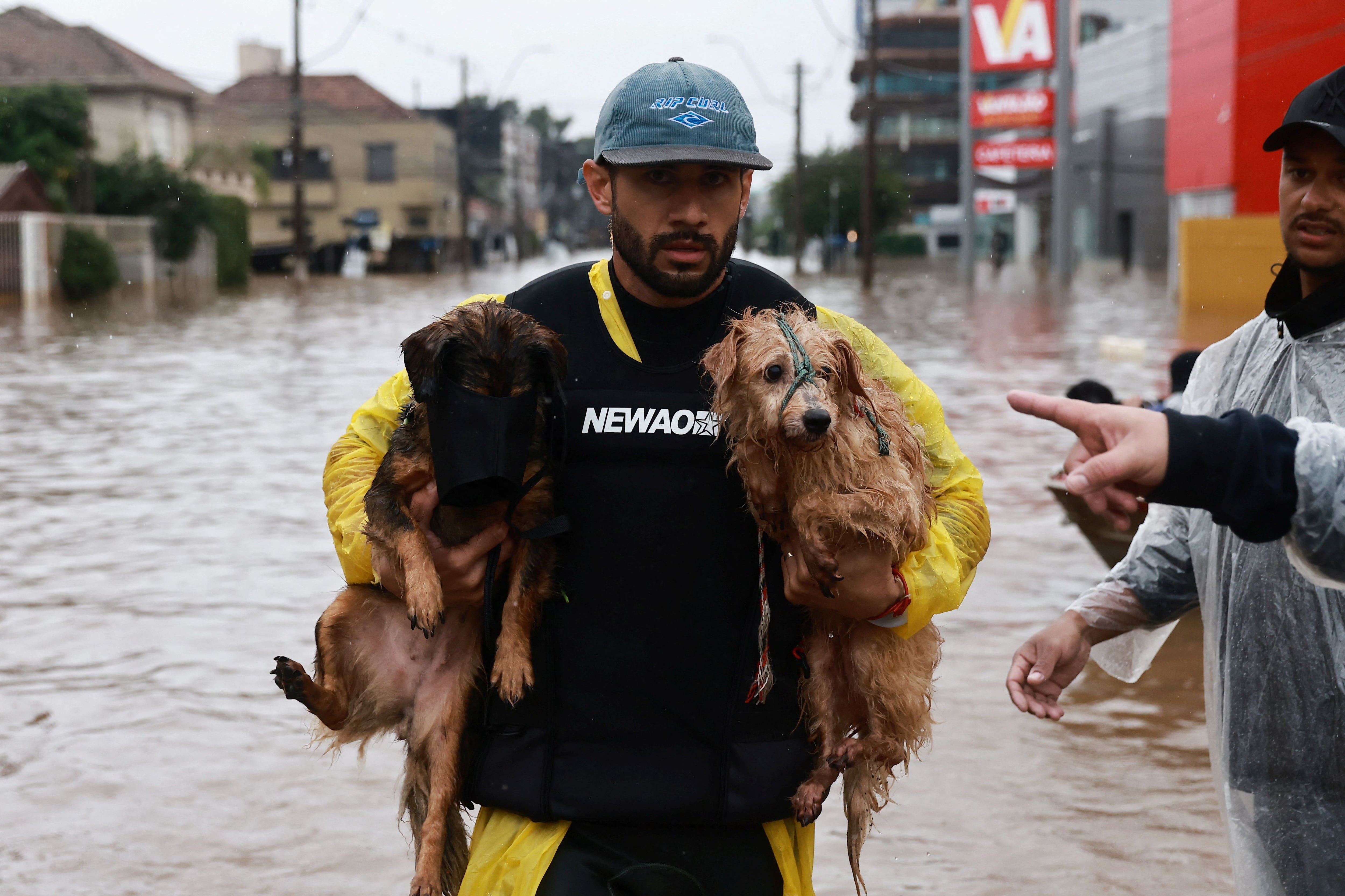 Un rescatista con dos perros en Porto Alegre (REUTERS/Diego Vara)