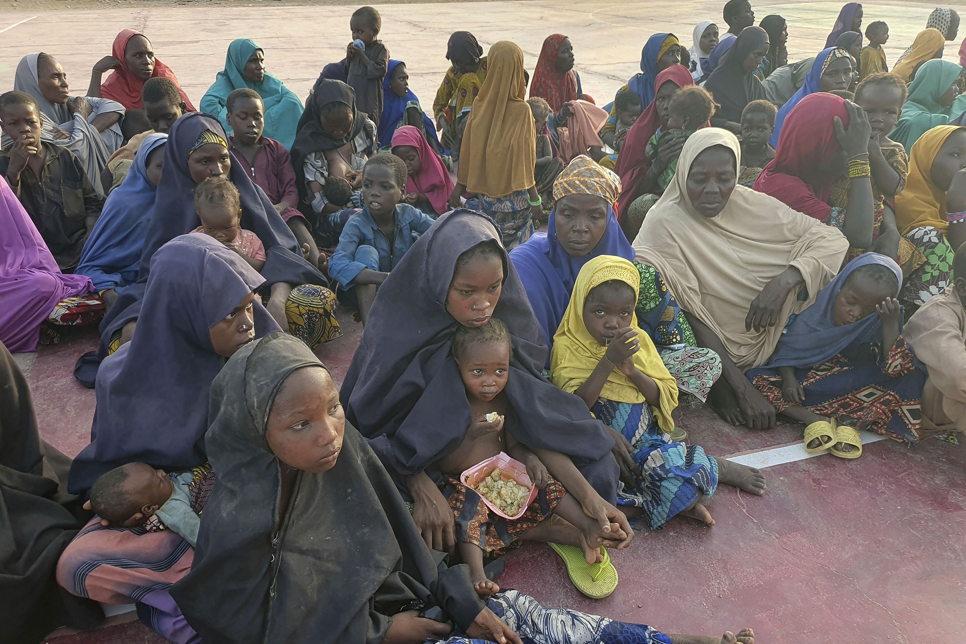 Cientos de rehenes, en su mayoría mujeres y niños, son rescatados de extremistas de Boko Haram en Nigeria