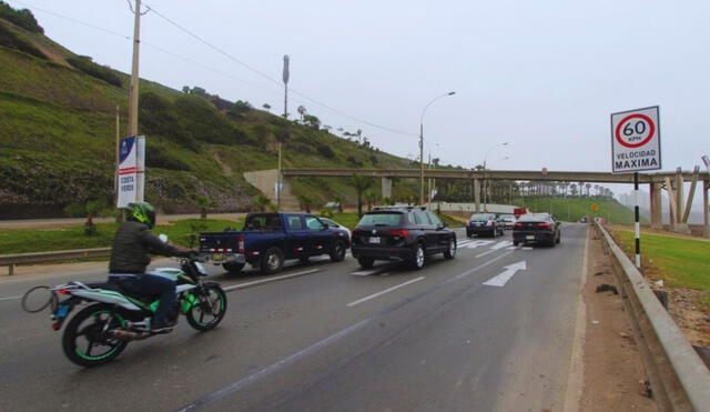 Un conductor con su motocicleta se desplaza por el circuito de playas de la Costa Verde, a la altura del distrito de Magdalena.