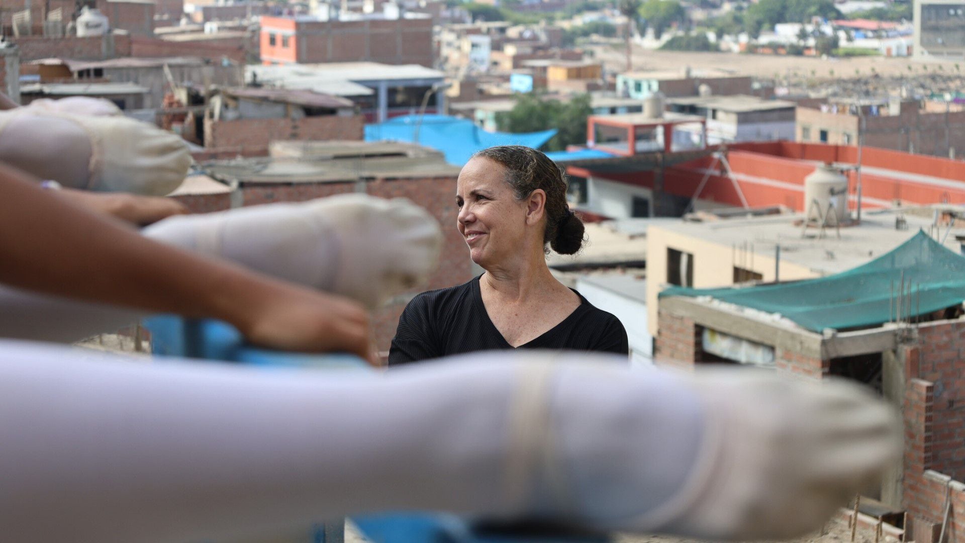 En medio de un contexto de desigualdad, una iniciativa de ballet emerge como un testimonio de resistencia y esperanza, demostrando que el arte trasciende todas las barreras.
Foto: Paula Elizalde