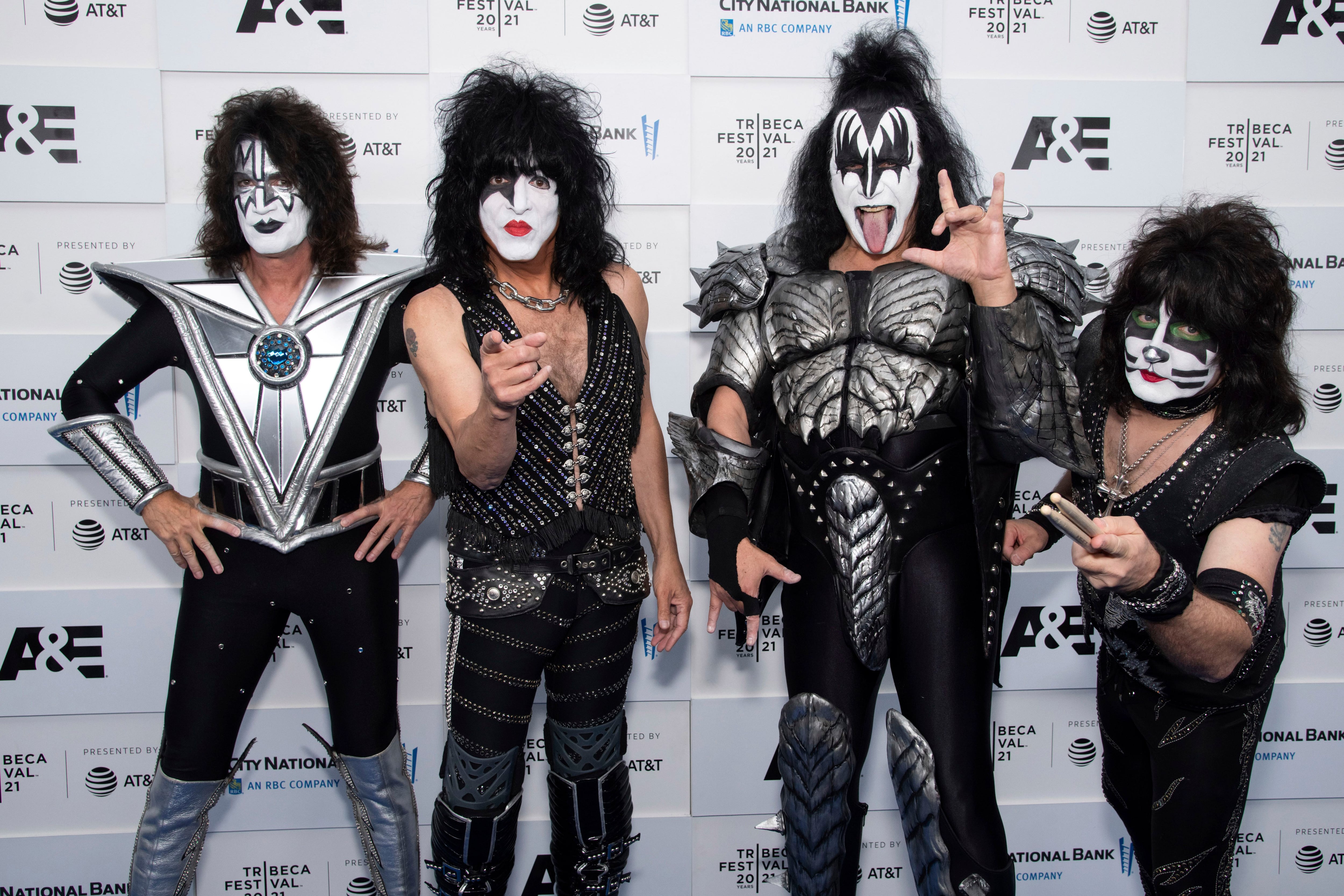 Cameron y sus compañeros de banda tuvieron la oportunidad de conocer a Paul Stanley de KISS y le mostraron un álbum de fotos de su banda tributo. (Créditos: Charles Sykes/Invision/AP)