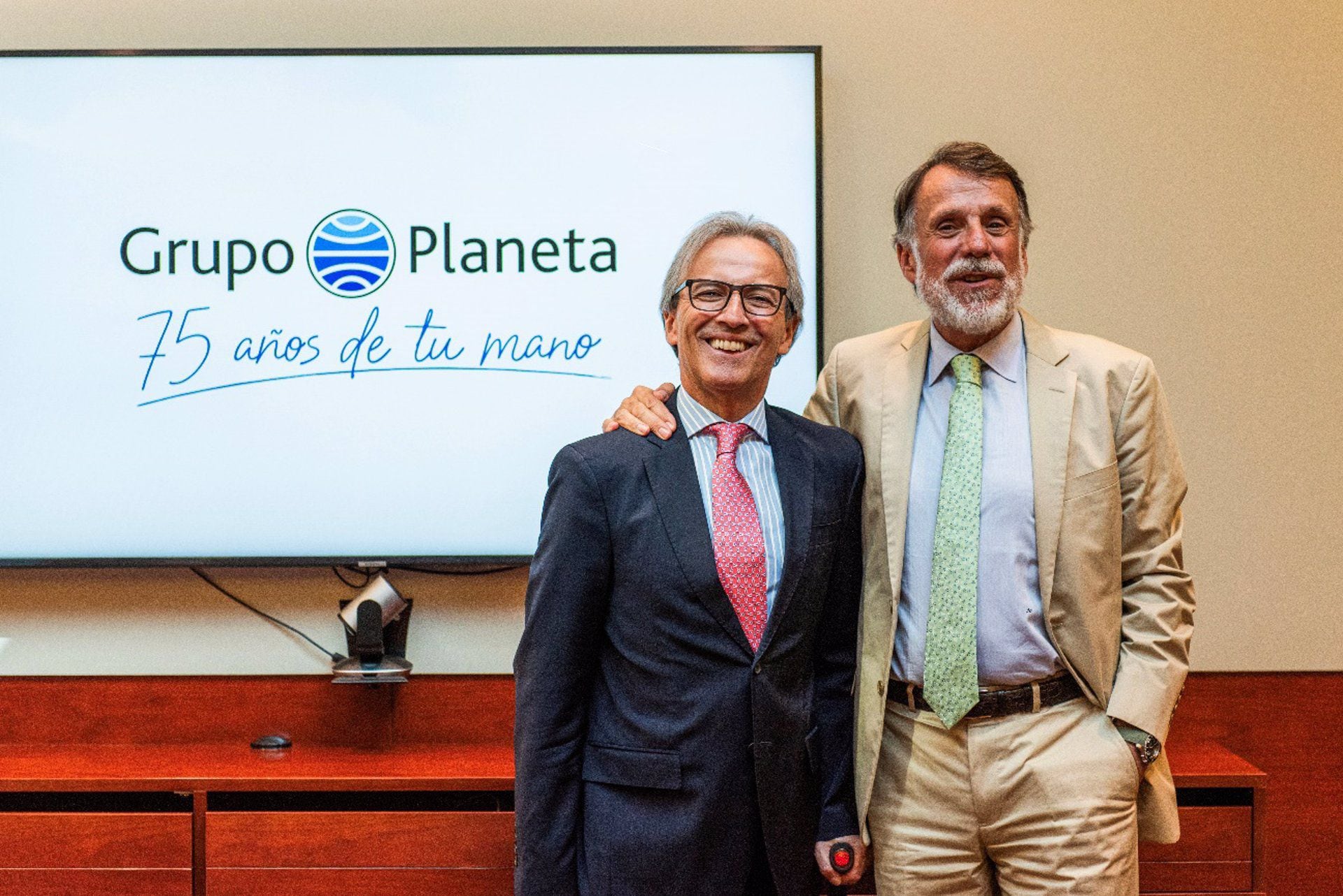 El embajador de Colombia en España, Eduardo Ávila, y Carlos Giménez, CEO de Planeta Formación y Universidad son los responsables de esta oferta educativa - crédito Grupo Planeta 
