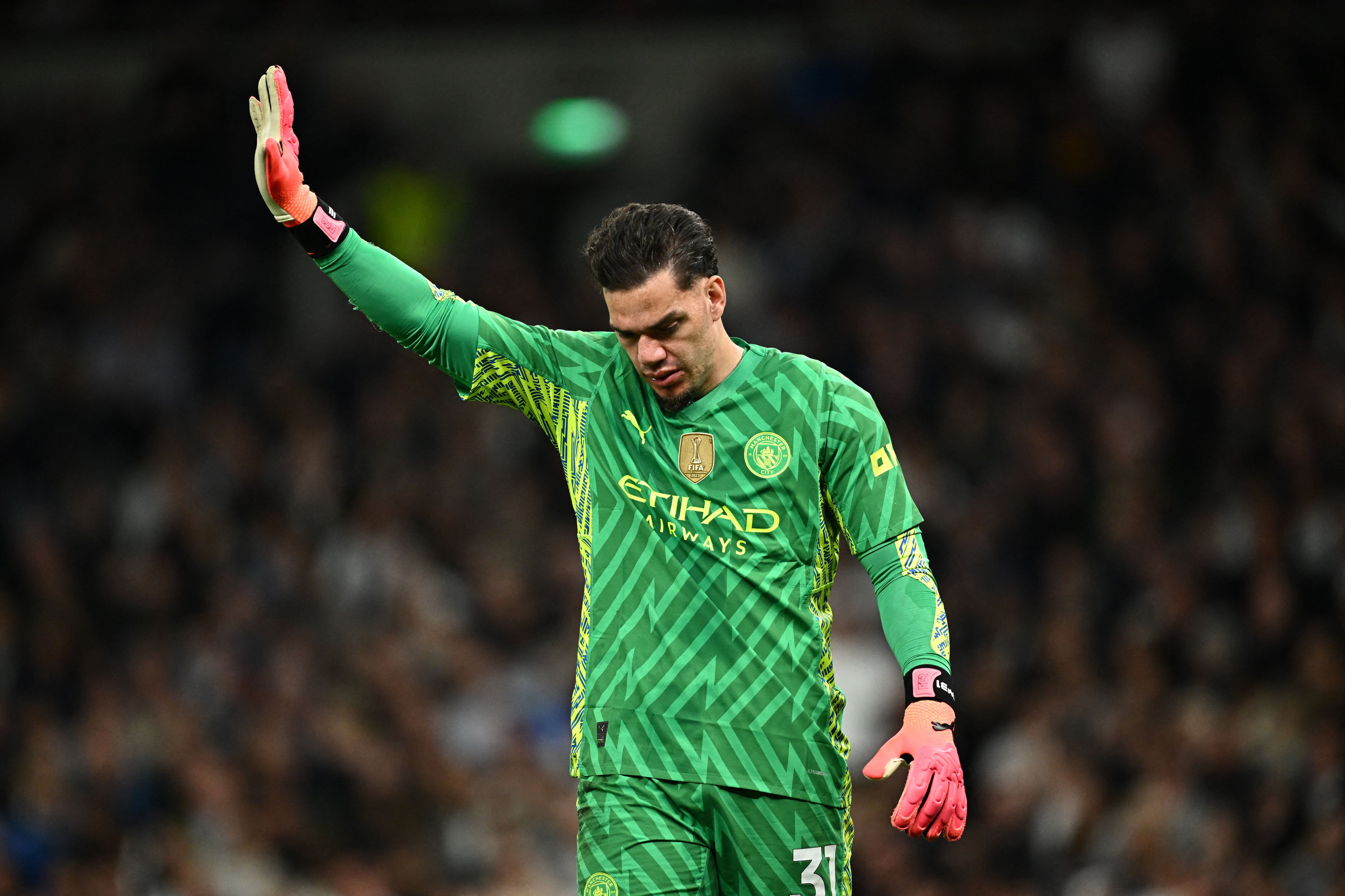 Ederson se despidió de la afición mientras abandonaba el campo (Reuters)