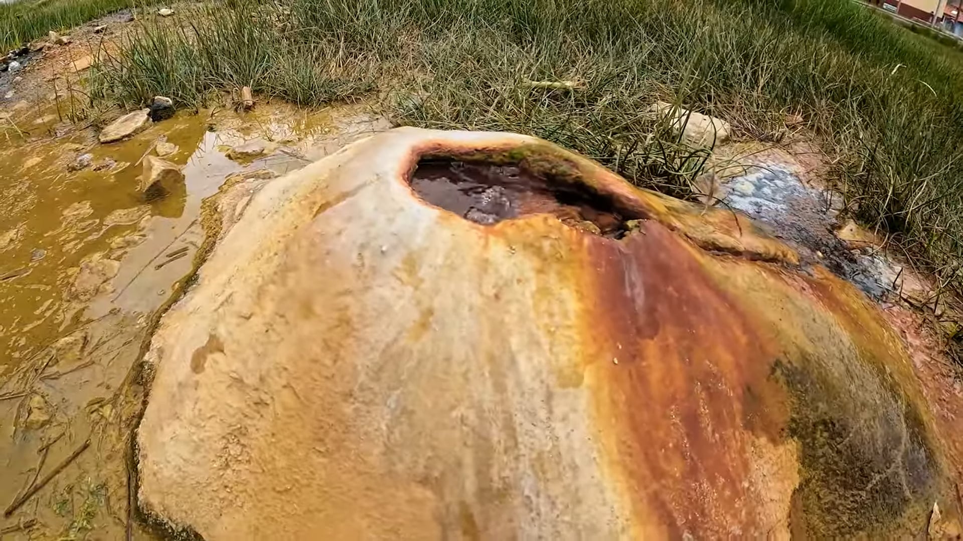 Descubre el géiser único en la comunidad de Occobamba, en Cusco, donde sus aguas alcanzan temperaturas de hasta 50 grados centígrados.
(Captura de pantalla)