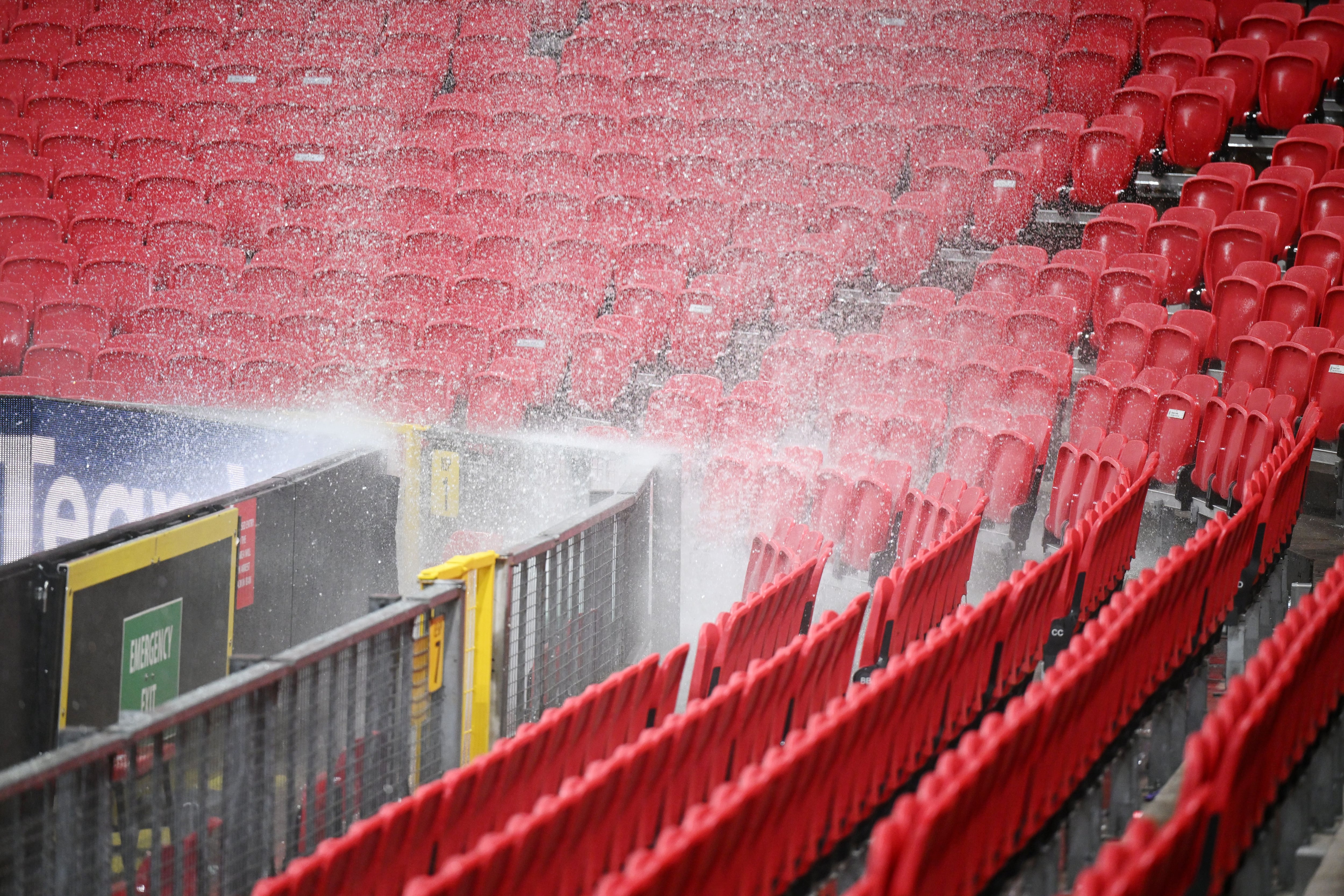 Los daños en Old Traffor que dejó en evidencia la tormenta en Manchester