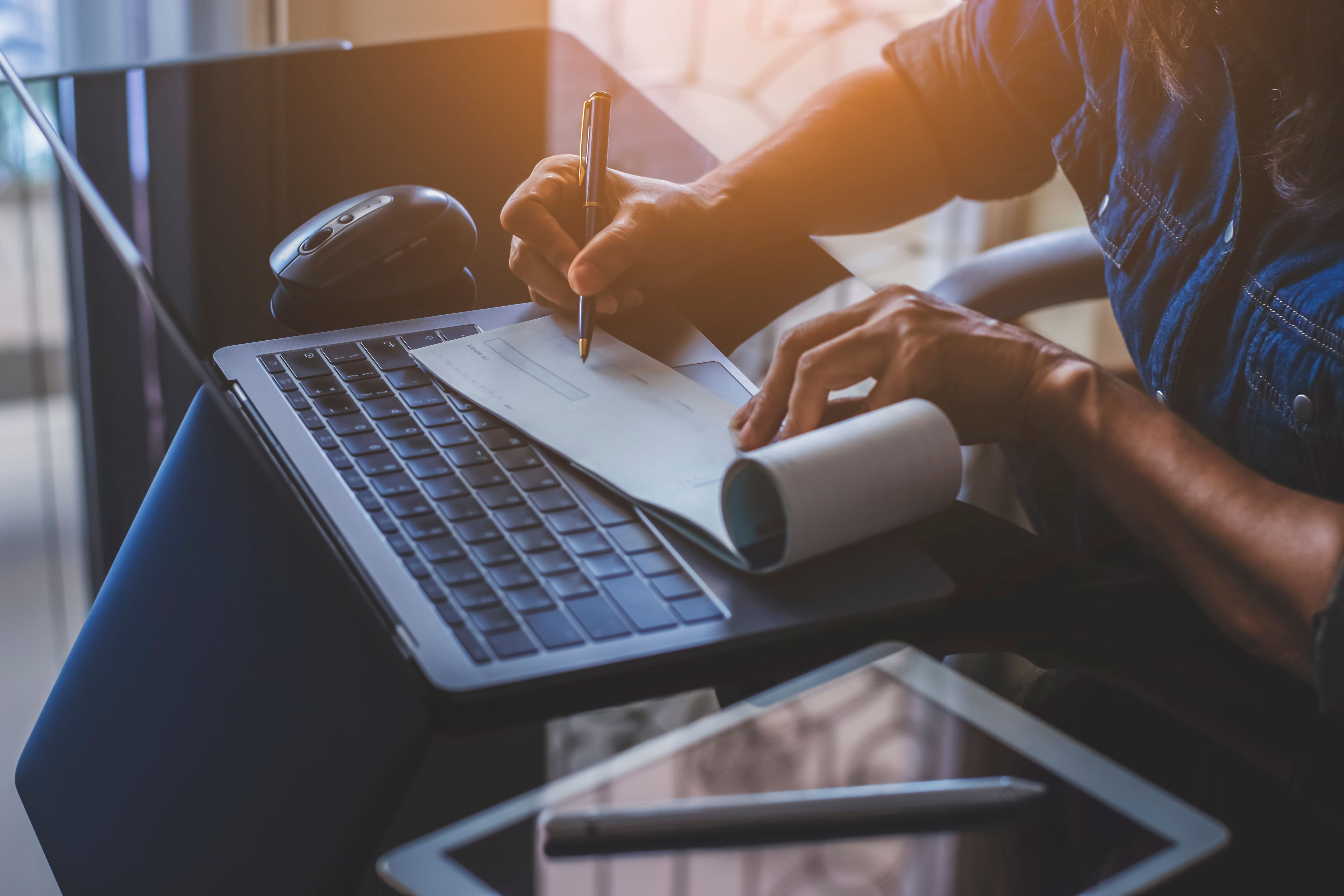 Imagen de una mujer haciendo cuentas (Shutterstock)