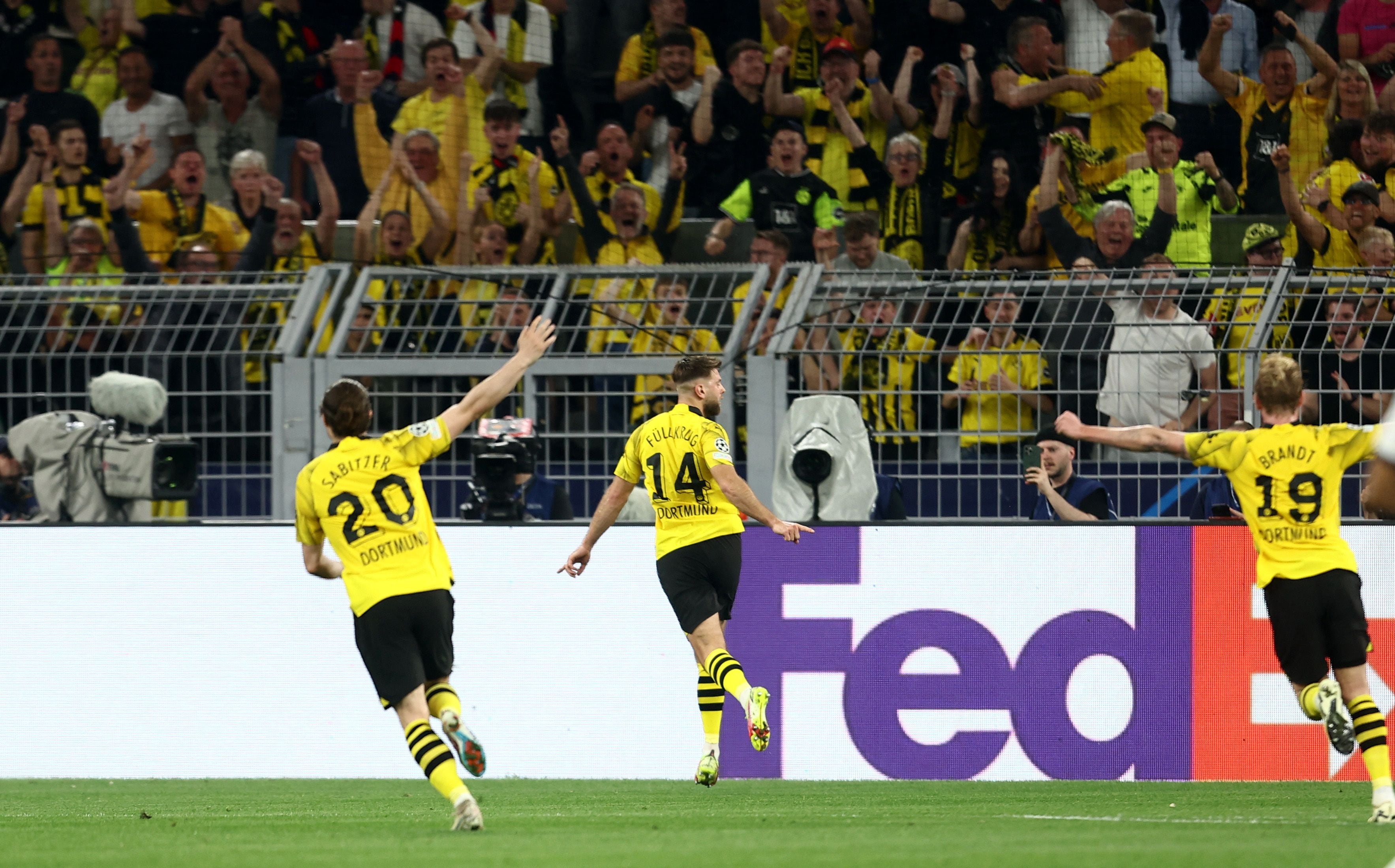 Soccer Football - Champions League - Semi Final - First Leg - Borussia Dortmund v Paris St Germain - Signal Iduna Park, Dortmund, Germany - May 1, 2024 Borussia Dortmund's Niclas Fullkrug celebrates scoring their first goal with Marcel Sabitzer and Julian Brandt REUTERS/Leon Kuegeler