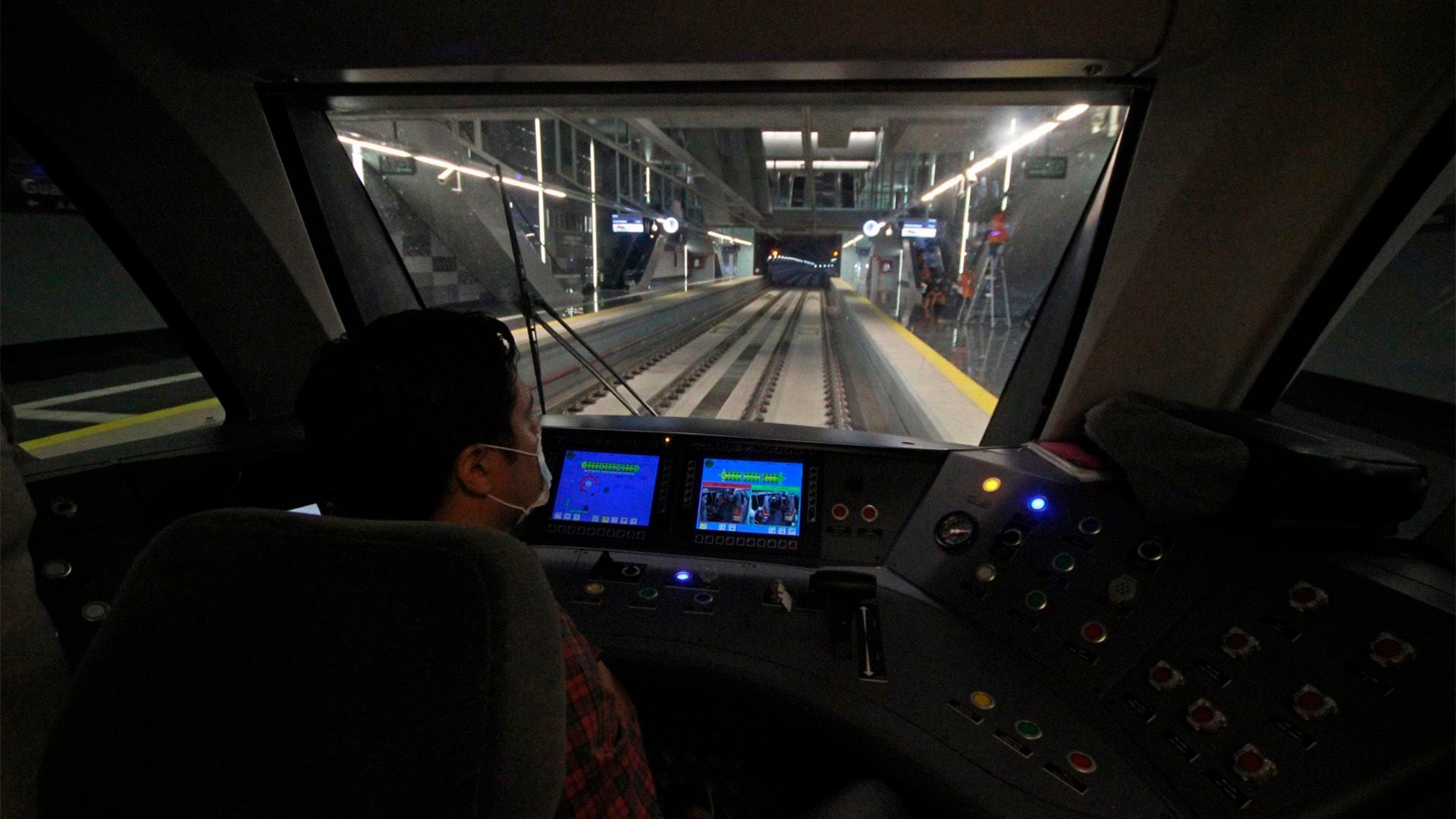 Un operador del tren ligero durante el recorrido para medios de comunicación en uno de los trayectos que realizo el día de hoy (Foto: Cuartoscuro)