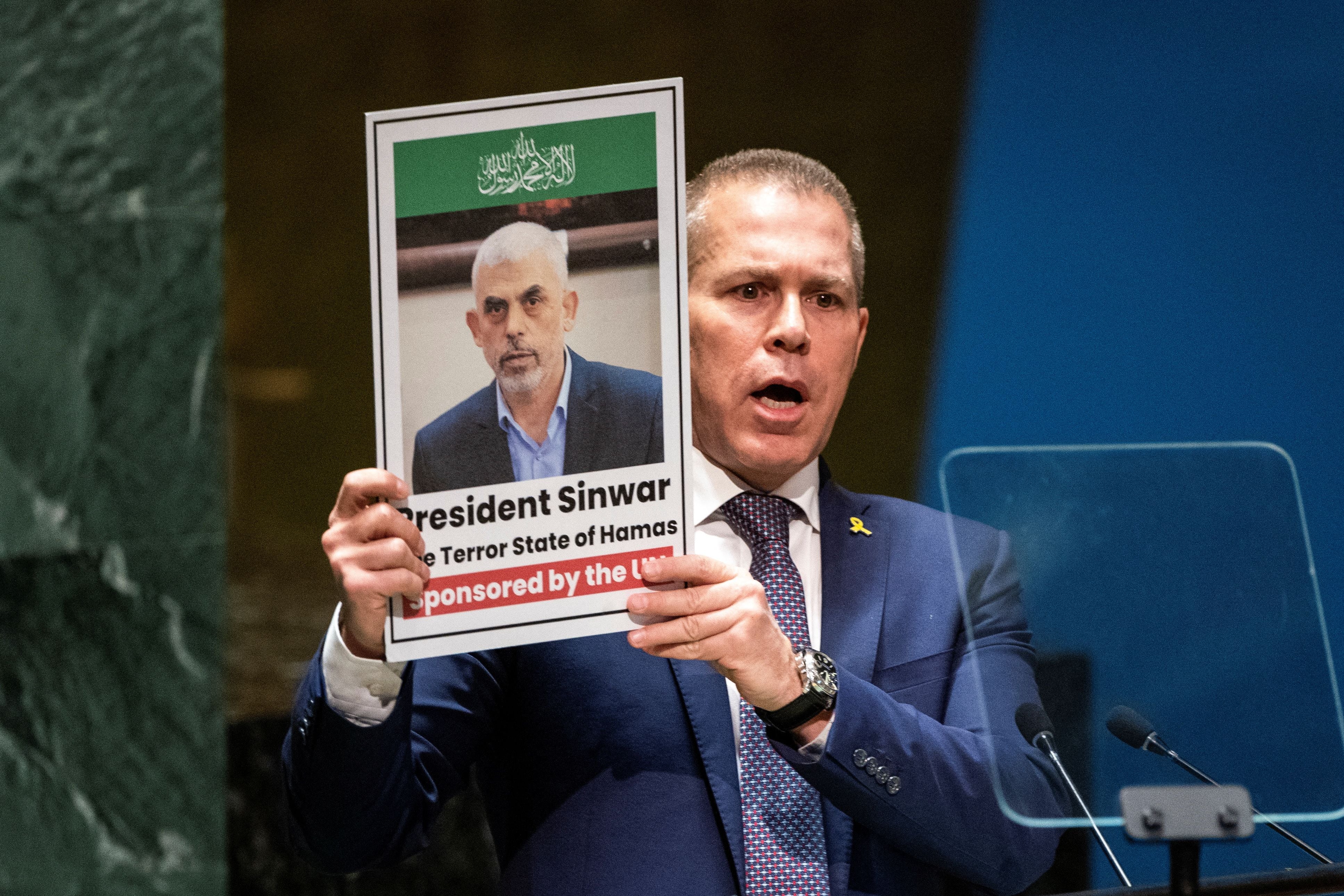 El embajador de Israel en Naciones Unidas, Gilad Erdan, exhibe en la Asamblea General de Emergencia un cartel con la imagen del líder terrorista de Hamas, Yahya Sinwar