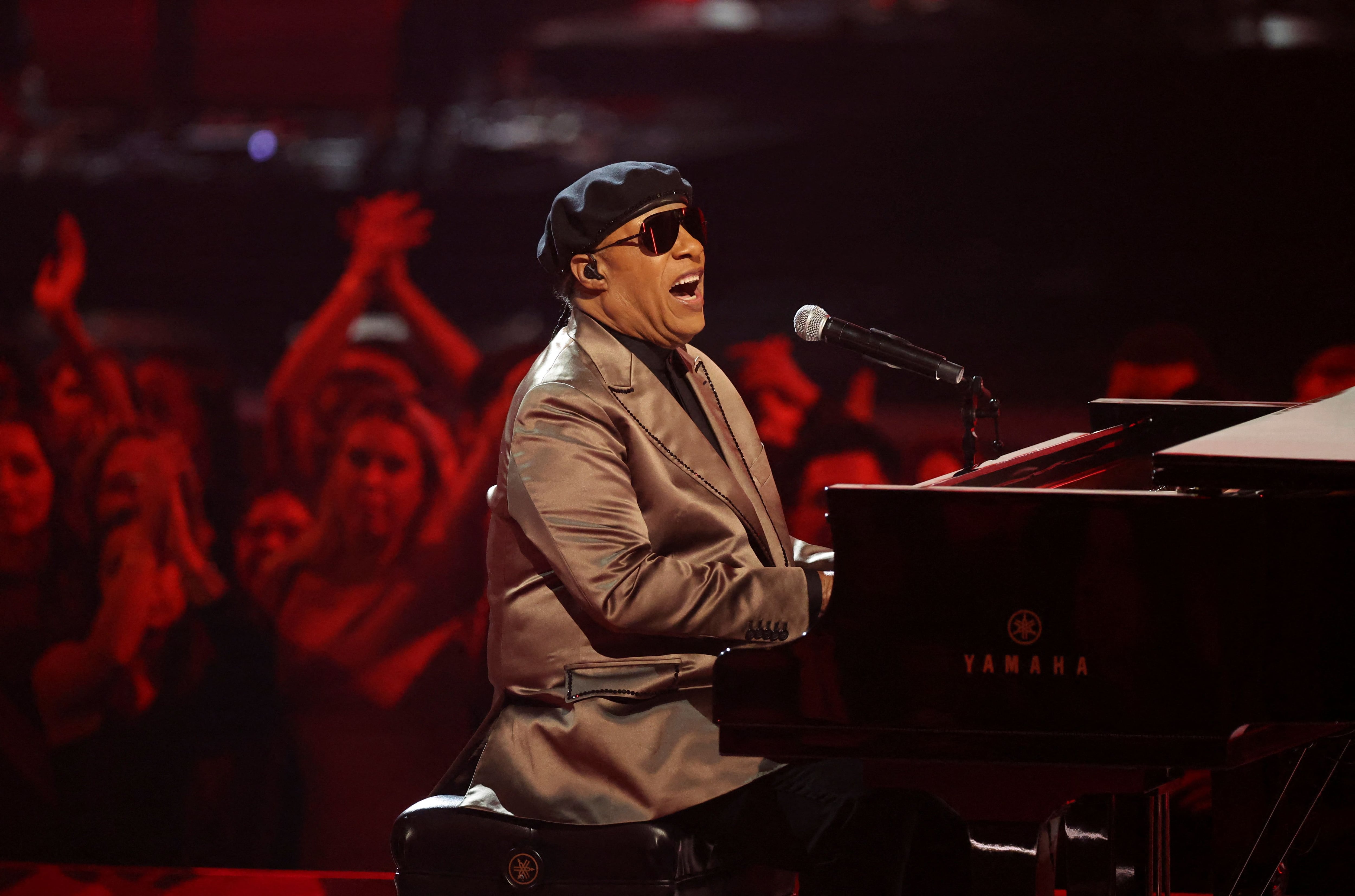 Stevie Wonder actúa en el escenario durante los Premios de la Música Americana 2022, en el Teatro Microsoft de Los Ángeles, California, EE.UU., el 20 de noviembre de 2022 (REUTERS/Mario Anzuoni)