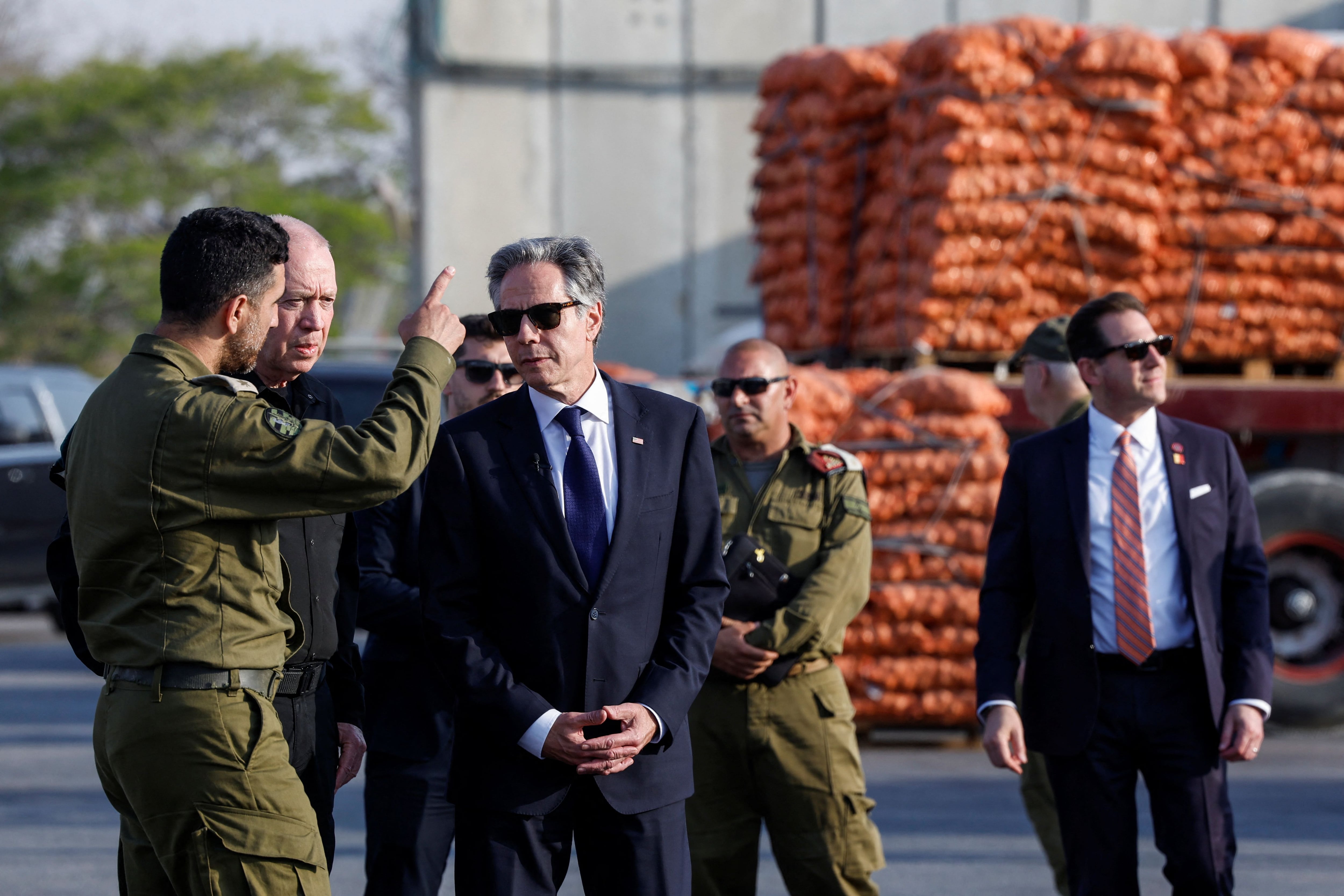 El Secretario de Estado de Estados Unidos, Antony Blinken, camina con el Ministro de Defensa israelí, Yoav Gallant, en el cruce fronterizo de Kerem Shalom, Israel, el 1 de mayo de 2024. REUTERS/Evelyn Hockstein/Pool