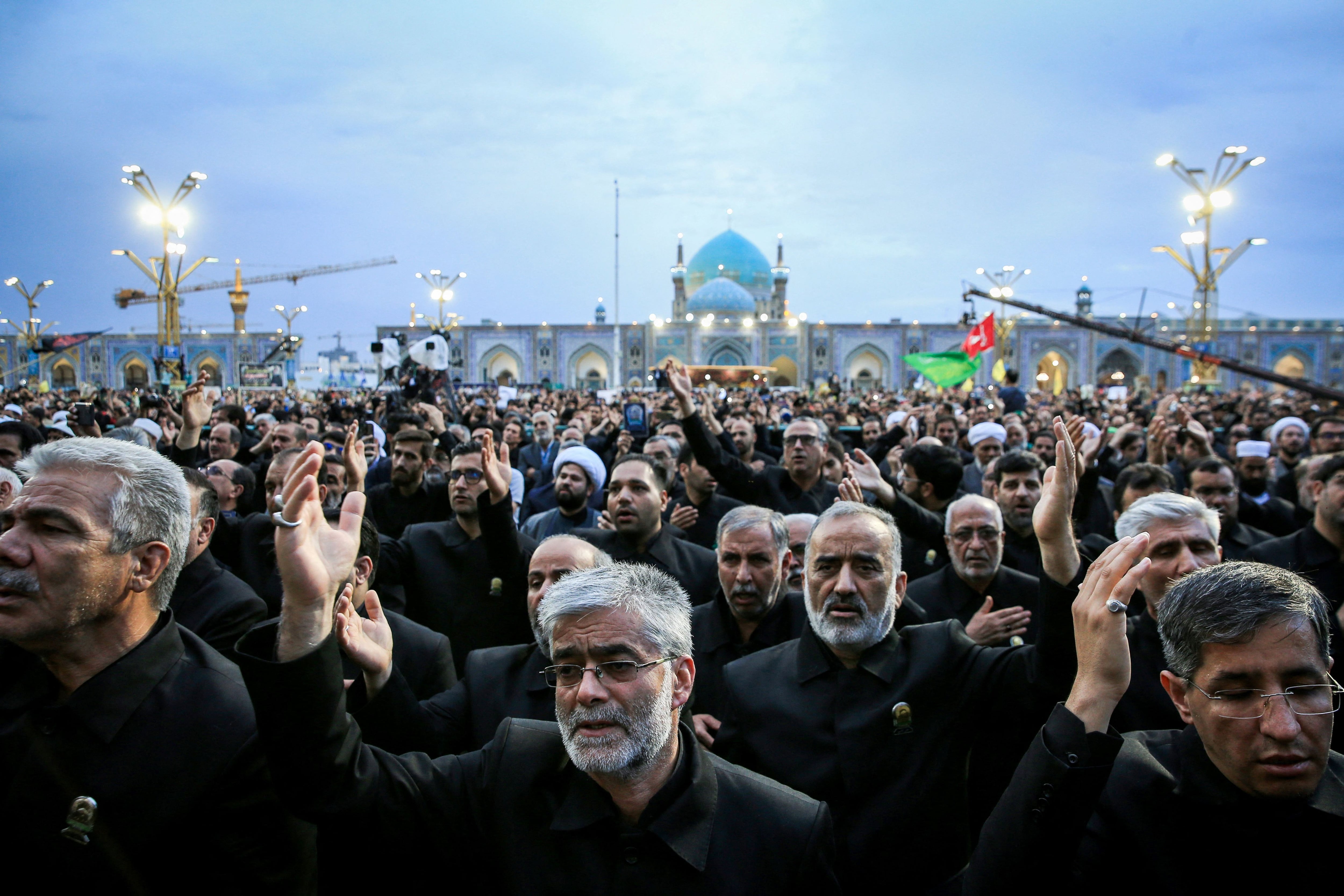 Una enorme multitud se echó hoy a las calles de Mashad para dar el último adiós al ultraconservador presidente de 63 años (Mehdi Ghorbani/IRNA/WANA (West Asia News Agency) via REUTERS)