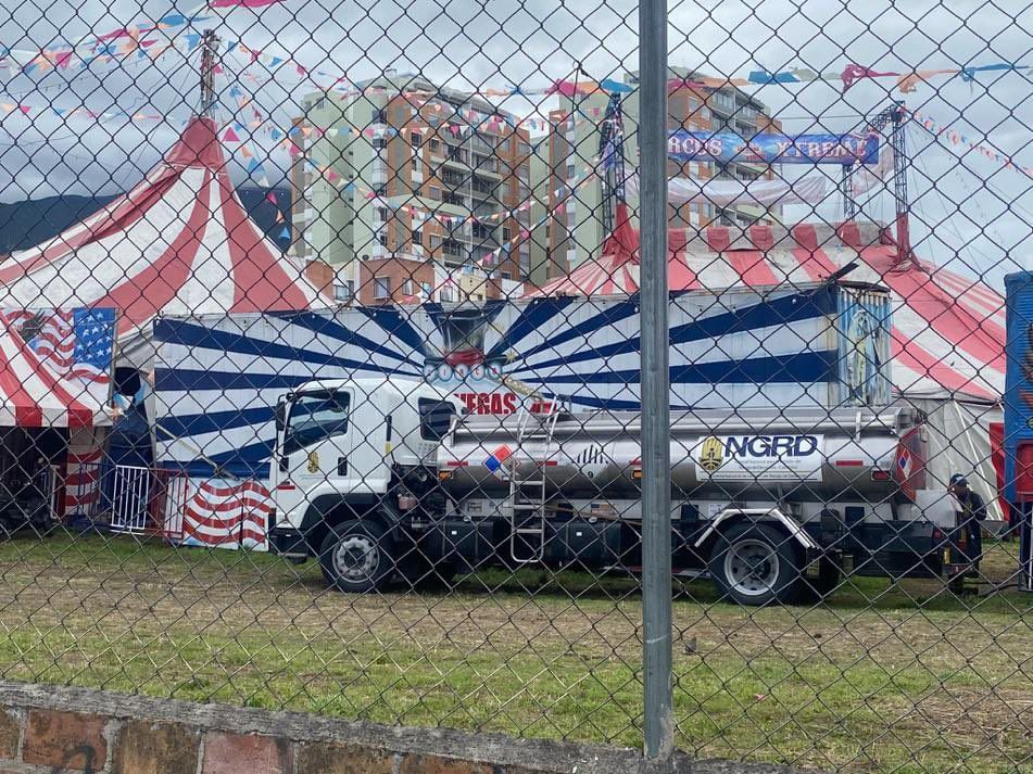 Imagenes de un carro tanque, parte de un contrato millonario, en funciones circenses, desatan cuestionamientos sobre la eficacia en la administración de fondos estatales - crédito @JuanCamilo