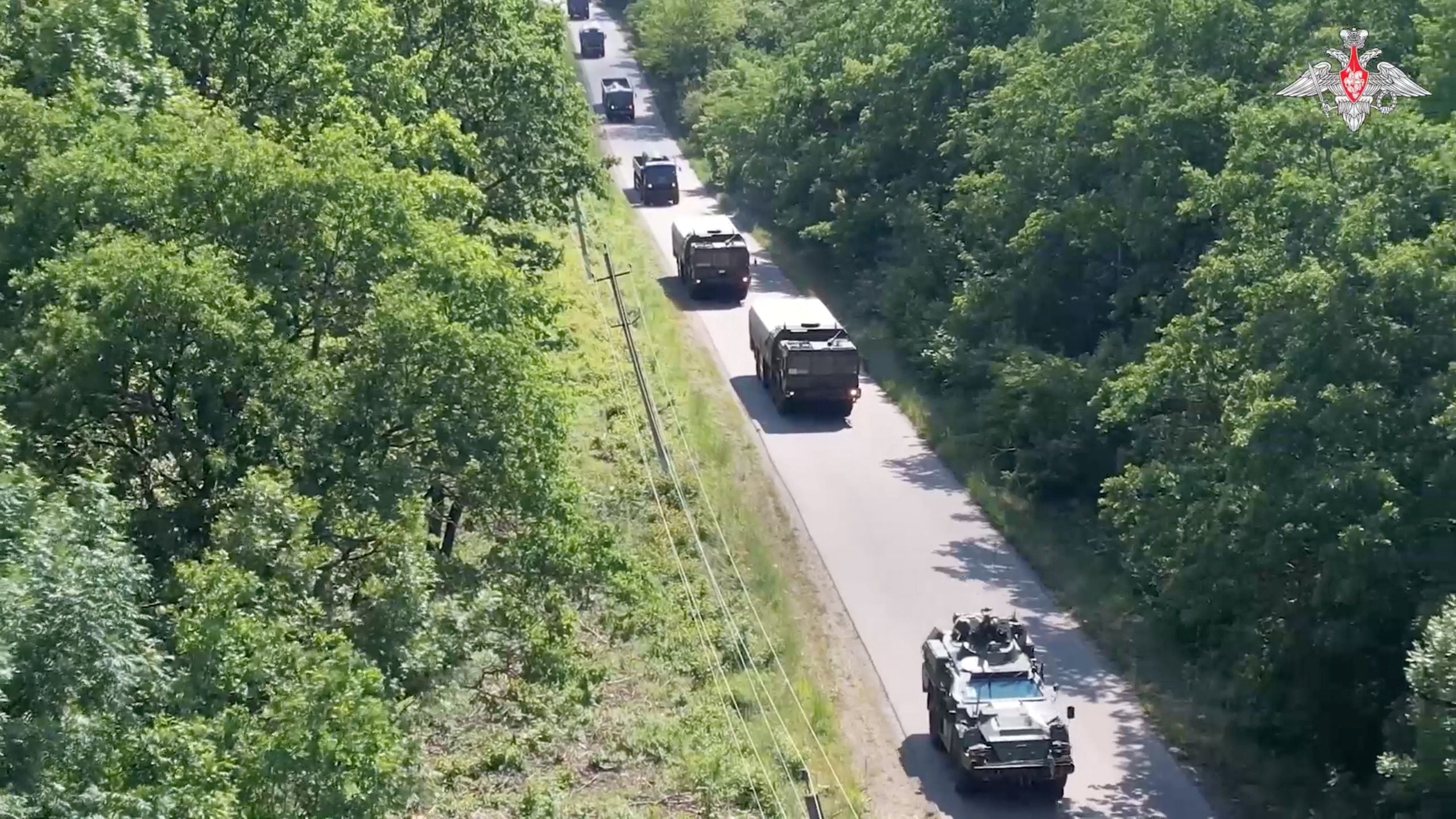 Camiones transportando misiles a un campo donde se preparaban sistemas de lanzamiento (Ministerio de Defensa ruso/Reuters)