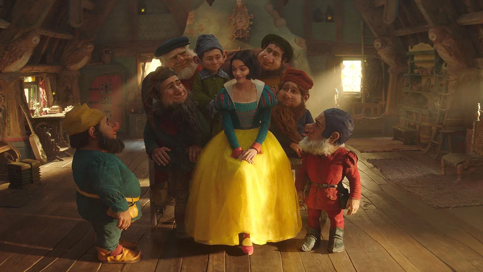 Rachel Zegler como Blancanieves junto a los Siete Enanos en la película live-action