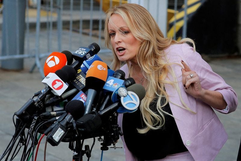 La actriz de cine para adultos Stephanie Clifford, también conocida como Stormy Daniels, habla mientras sale del tribunal federal en el distrito de Manhattan de la ciudad de Nueva York, Nueva York, Estados Unidos. REUTERSLucas Jackson/Archivo